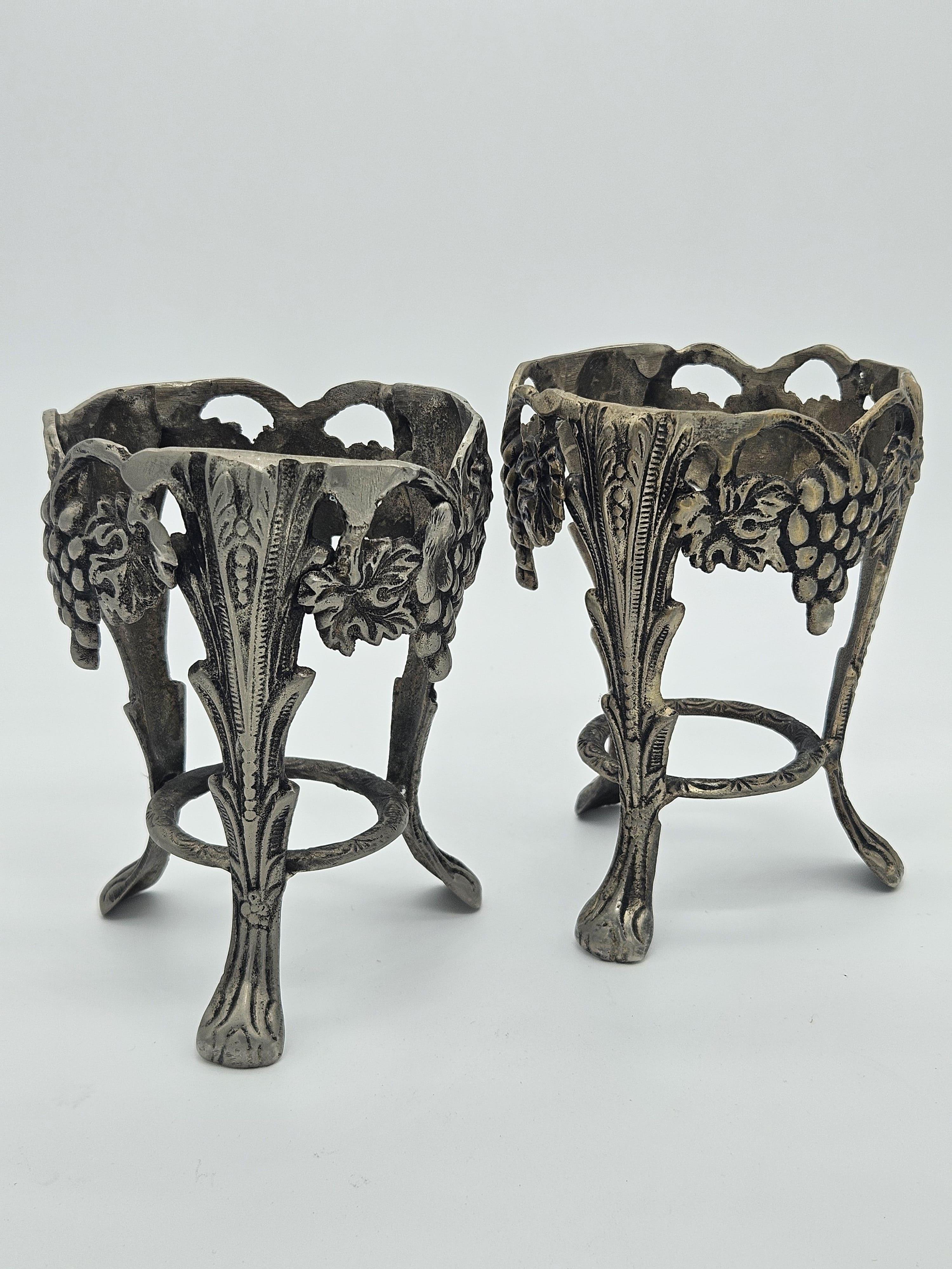 Paire de porte-gobelets en fer travaillé et décoré de style Art Nouveau.