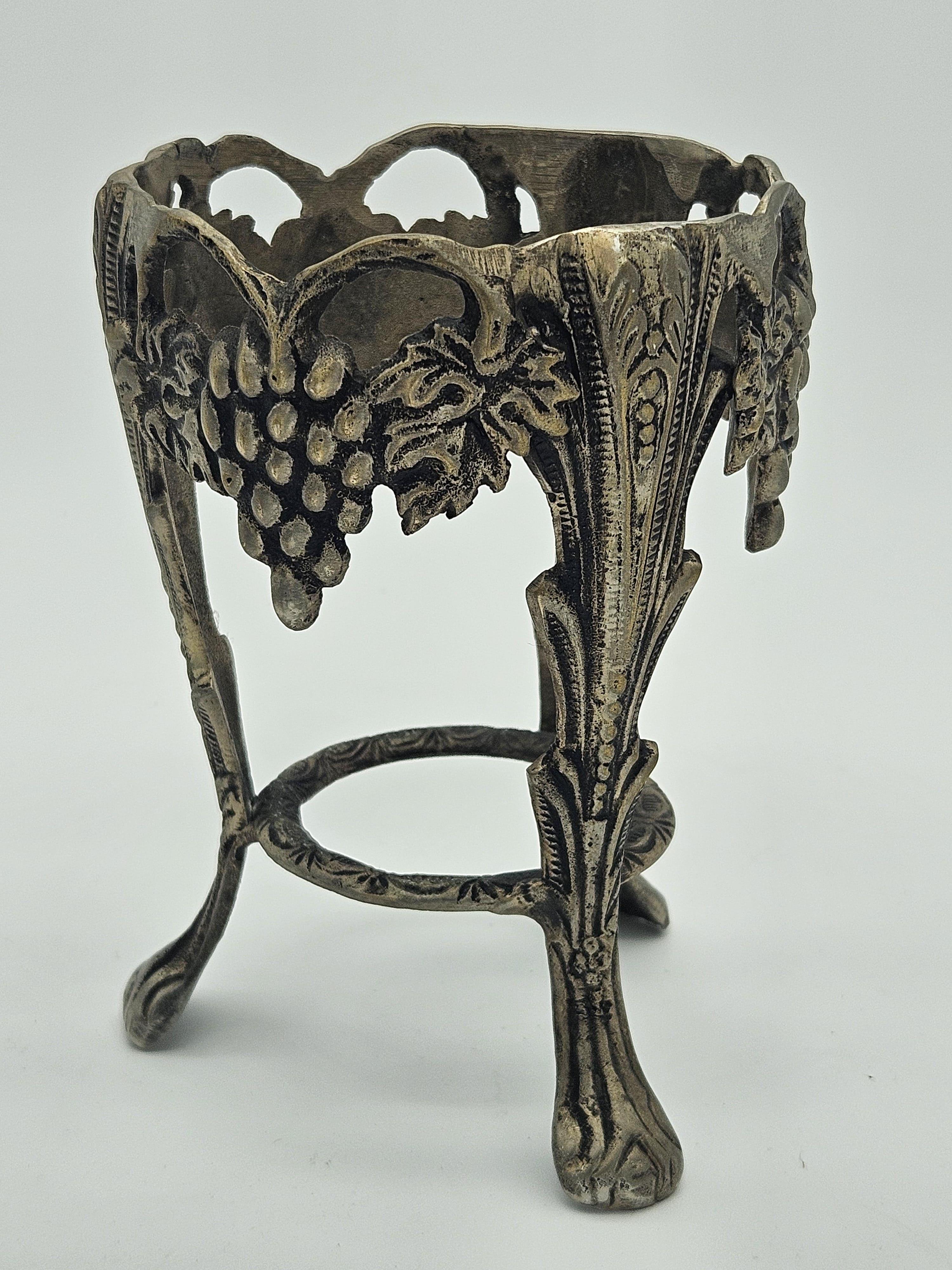 Italian Porte-verre Art Nouveau travaillé avec des décorations en vente