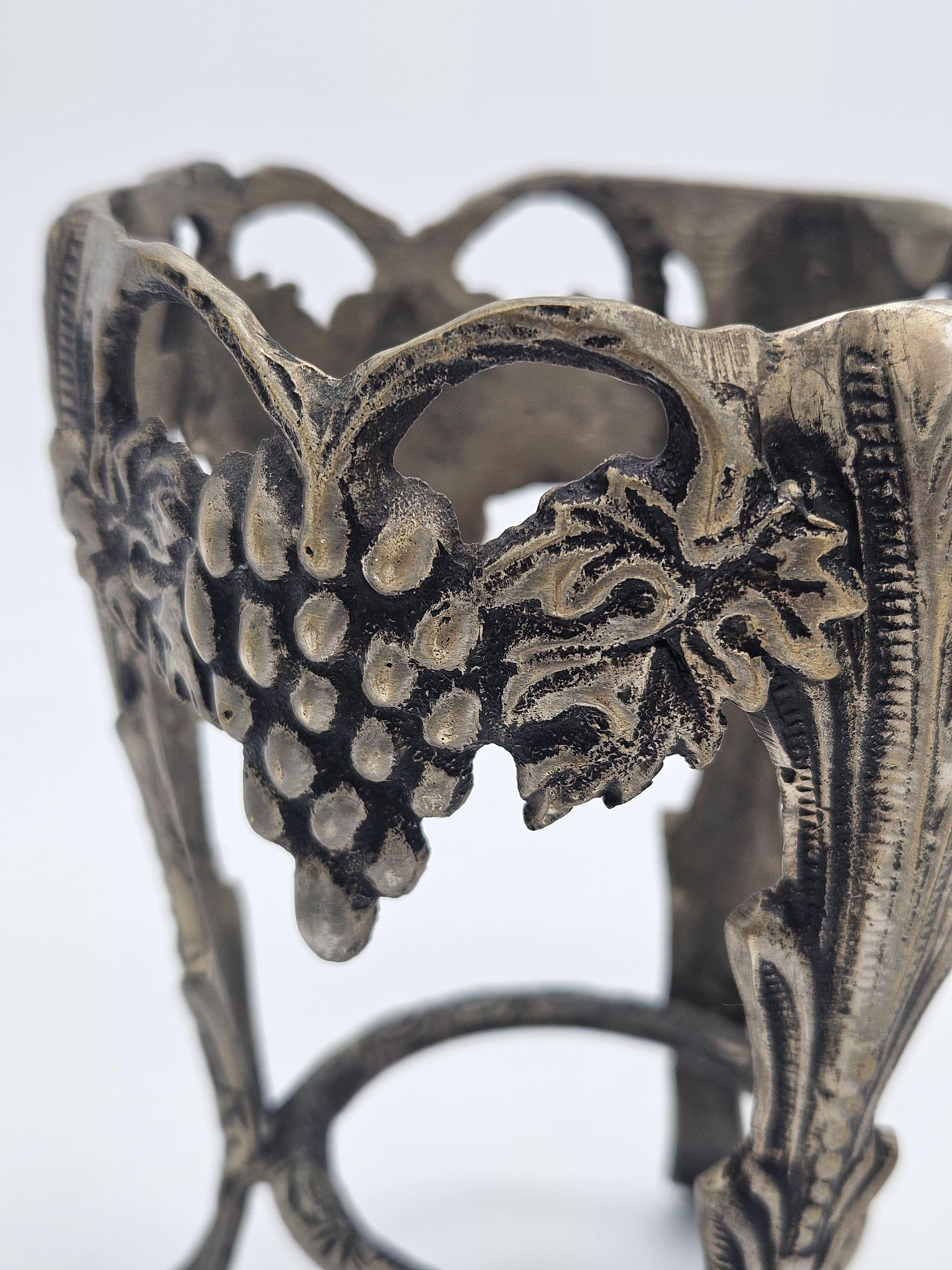 Porte-verre Art Nouveau travaillé avec des décorations Bon état - En vente à Premariacco, IT
