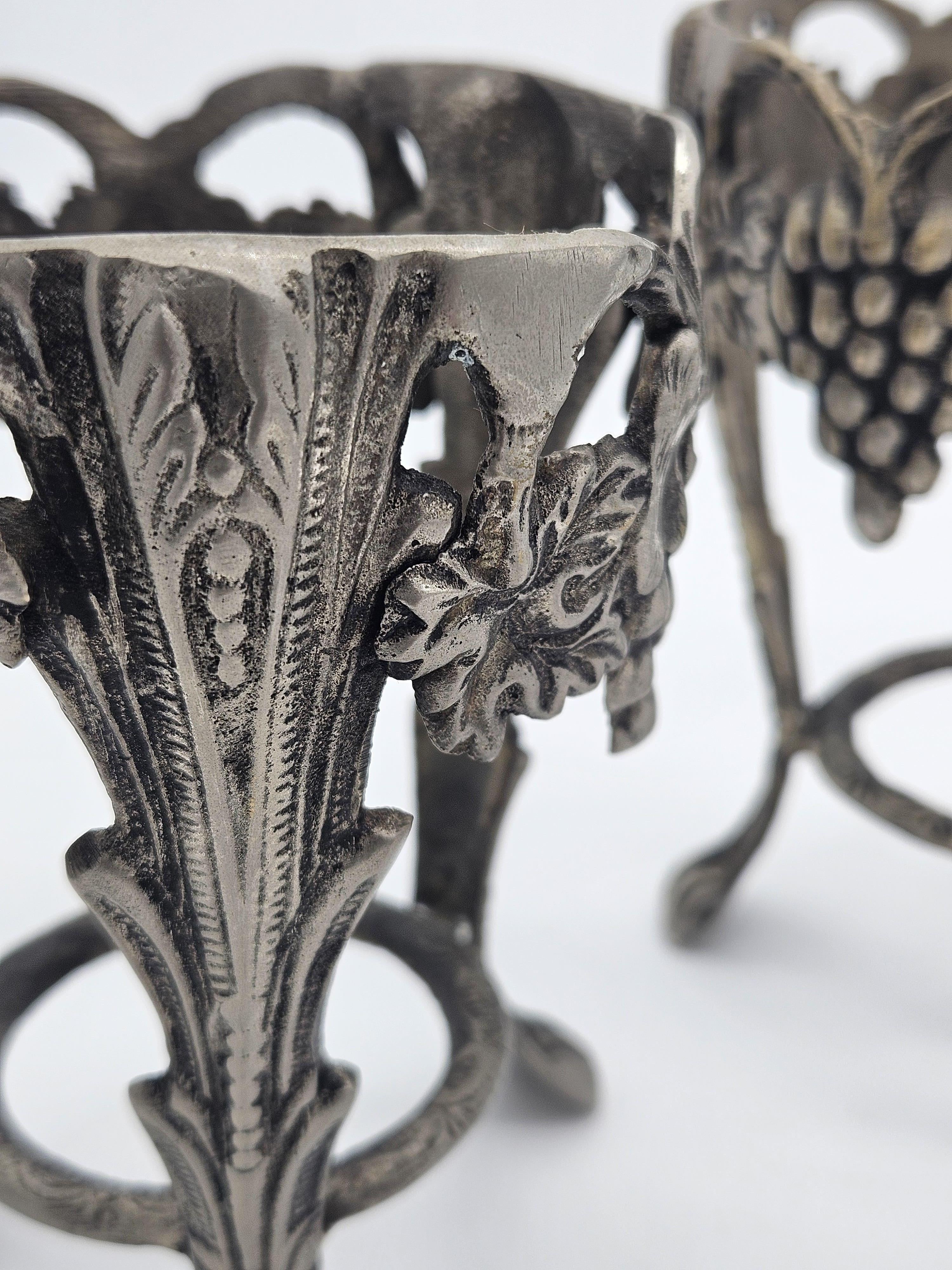 Early 20th Century Porte-verre Art Nouveau travaillé avec des décorations en vente