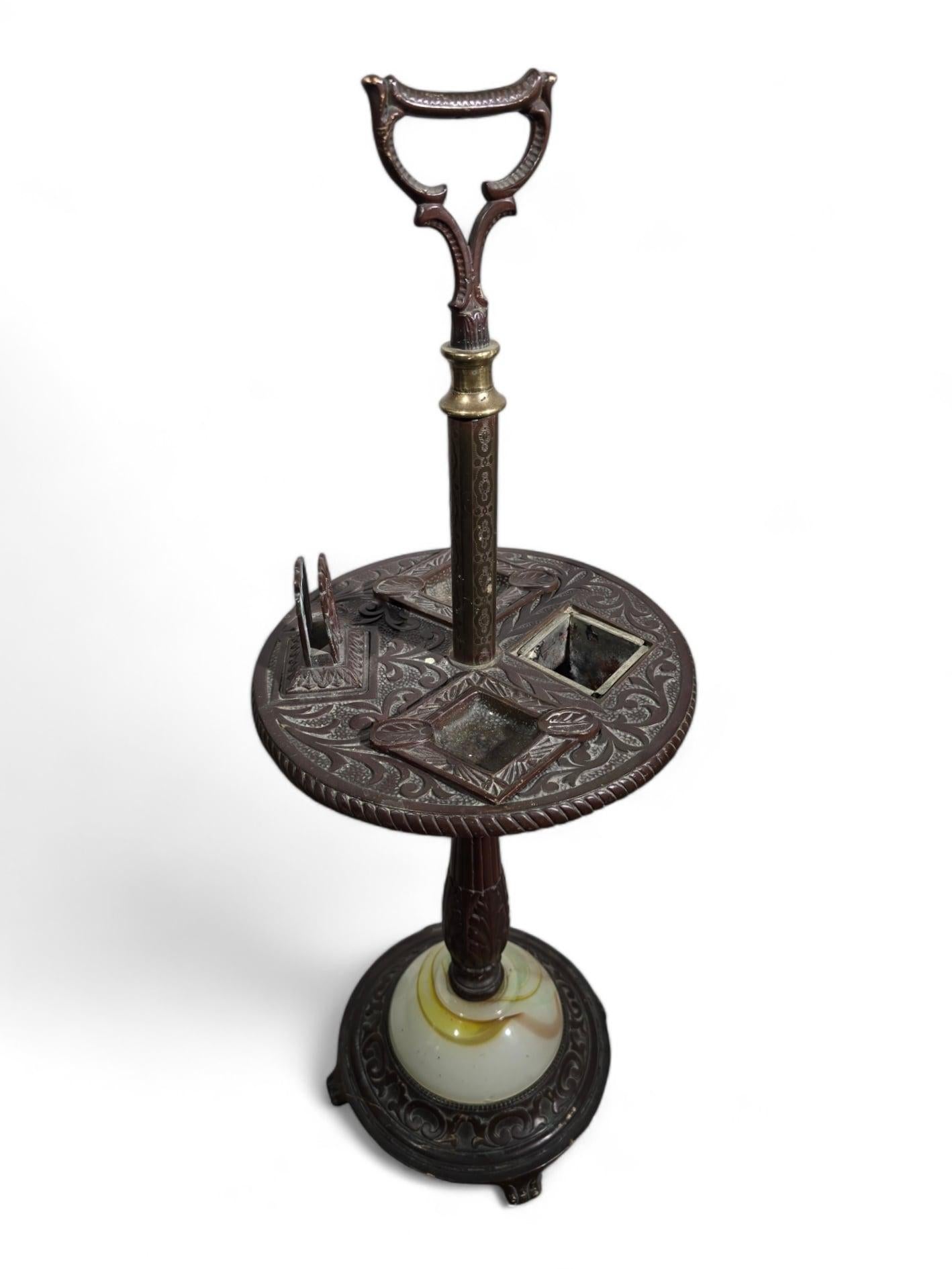 Elegant cendrier portatif du 19e siècle en bronze et onyx de grande qualité. Le design présente une colonne centrale robuste supportant un plat rond en onyx, idéal pour une utilisation en tant que cendrier fonctionnel ou objet décoratif. Le