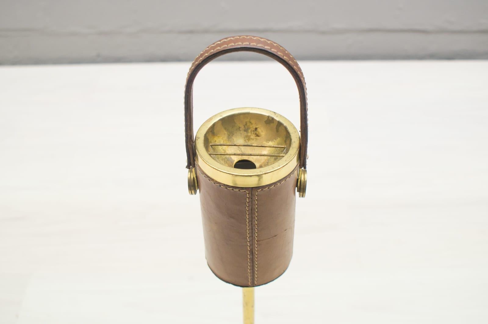 Portable Ashtray Stand in the Manner of Jacques Adnet, Brass and Leather, 1950s In Fair Condition In Nürnberg, Bayern