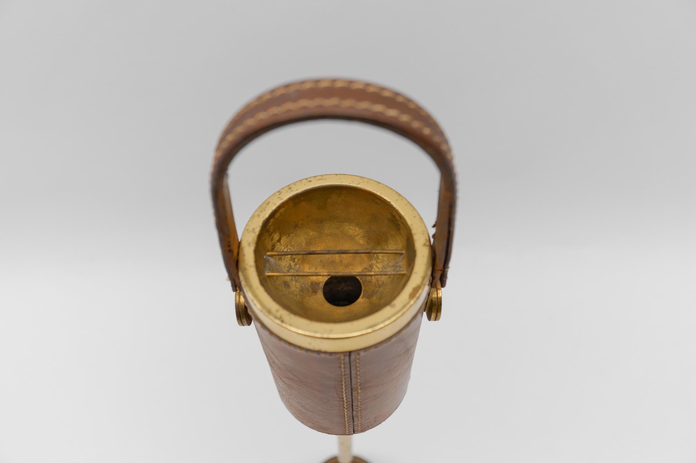 Portable Ashtray Stand in the Manner of Jacques Adnet, Brass and Leather, 1950s In Fair Condition For Sale In Nürnberg, Bayern