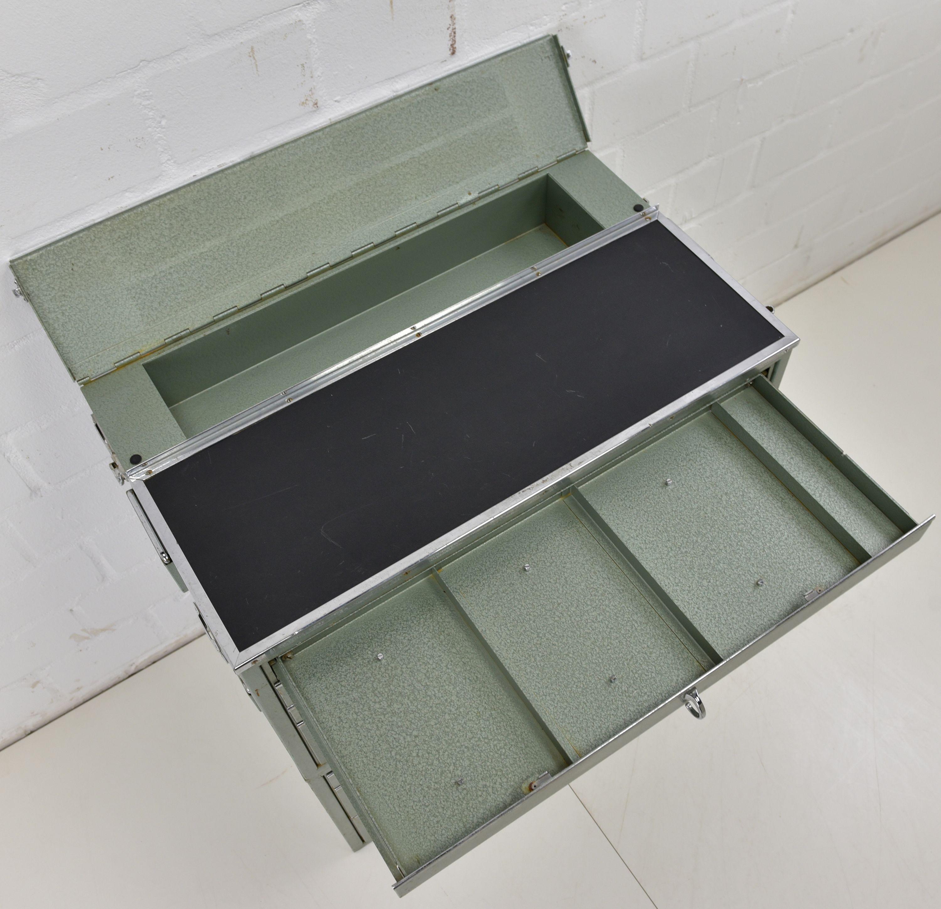 Portable Bundeswehr Doctor'S Cabinet / 2-Part Metal Cabinet, 1970 In Good Condition For Sale In Lüdinghausen, DE