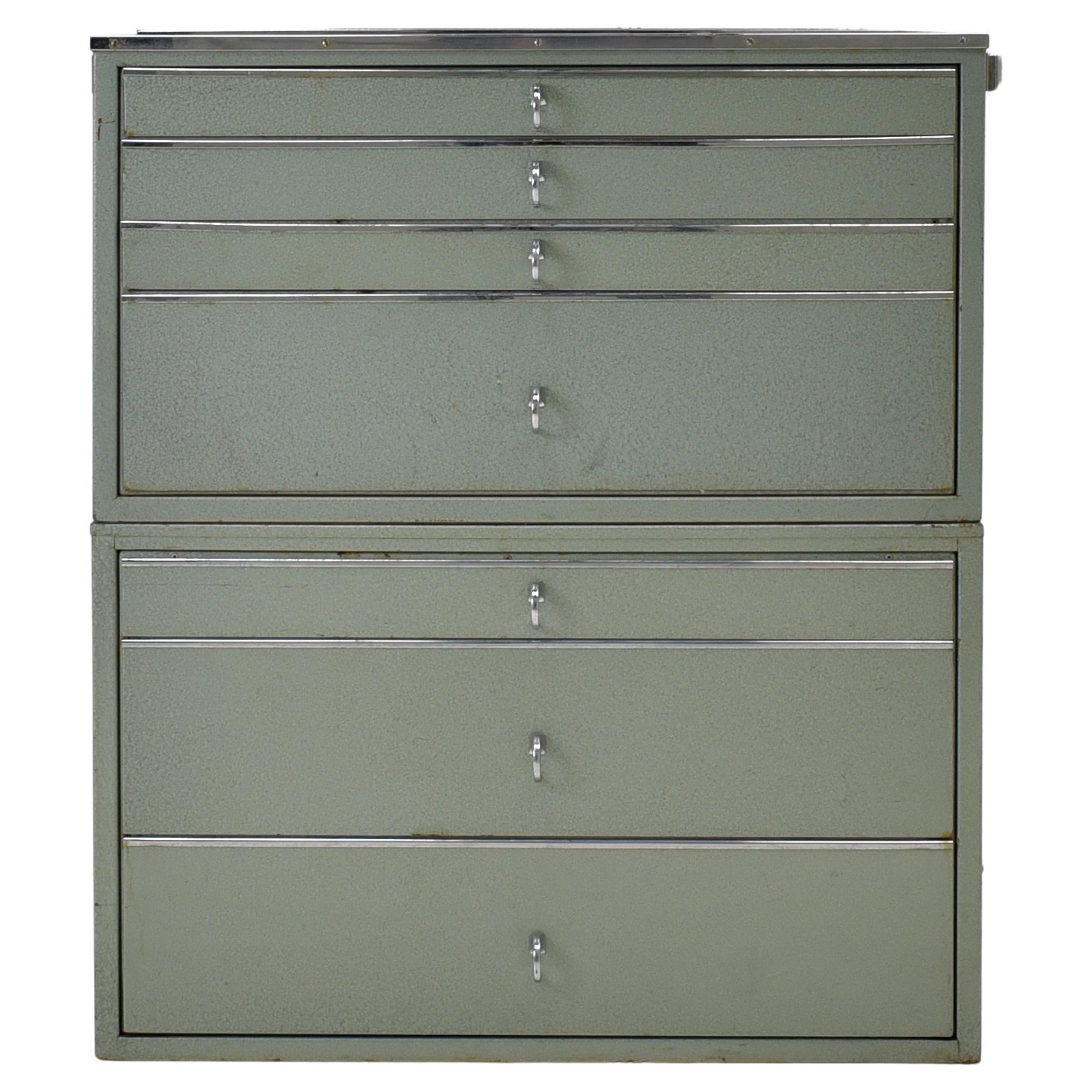 Porzellanschrank Bundeswehr Doctor'S Cabinet / 2-teiliger Metallschrank, 1970 im Angebot