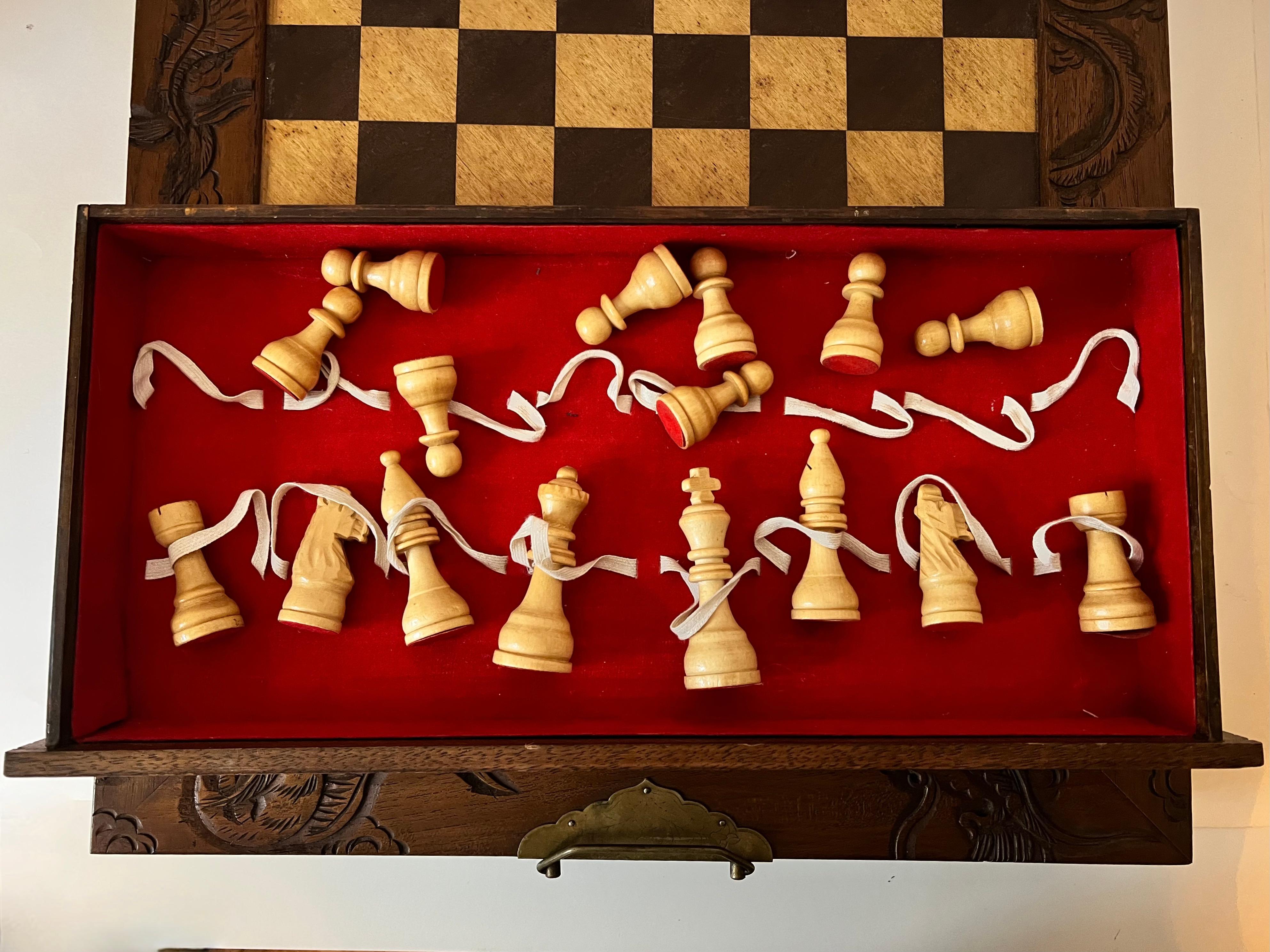 Schachbrett und Schachbrett mit ausziehbaren Aufbewahrungsschubladen (Messing) im Angebot
