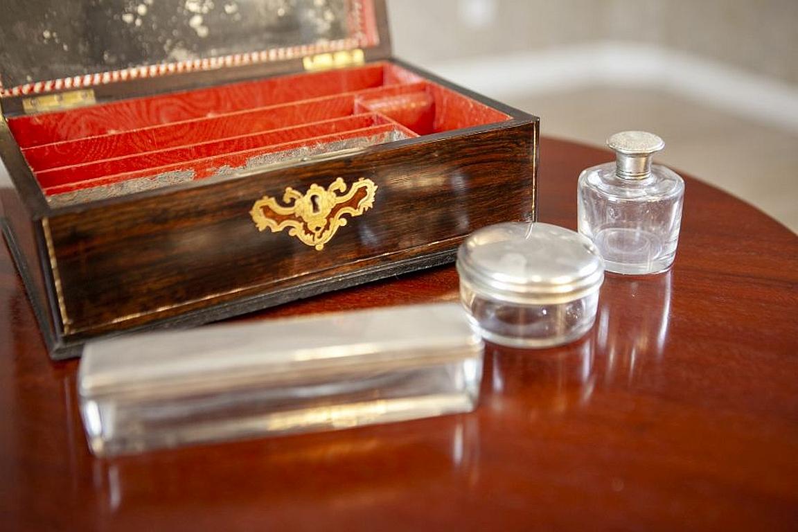 Richly Inlaid Portable Dressing Table from the 19th Century For Sale 2
