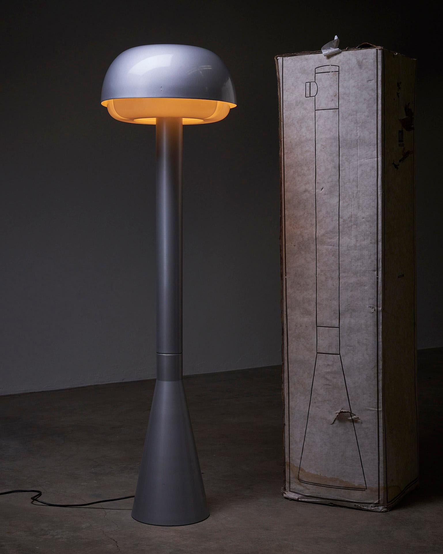 Voici le Portable Floor Lamp by Metalarte, une remarquable pièce d'éclairage conçue par Enrique Franch et fabriquée en Espagne. Ce lampadaire présente un design épuré et moderne, avec une palette de couleurs gris métallisé frappantes qui exsudent la