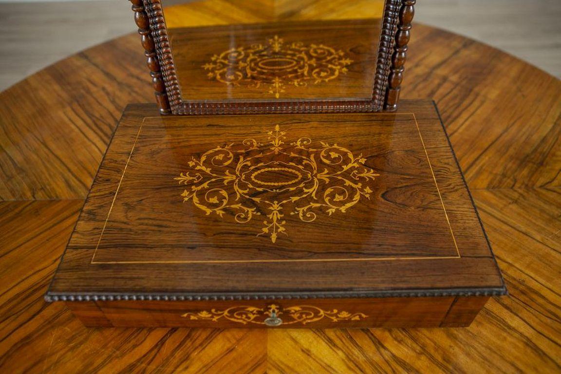 Portable, Inlaid Rosewood Dressing Table From the 1910-1920s In Good Condition For Sale In Opole, PL