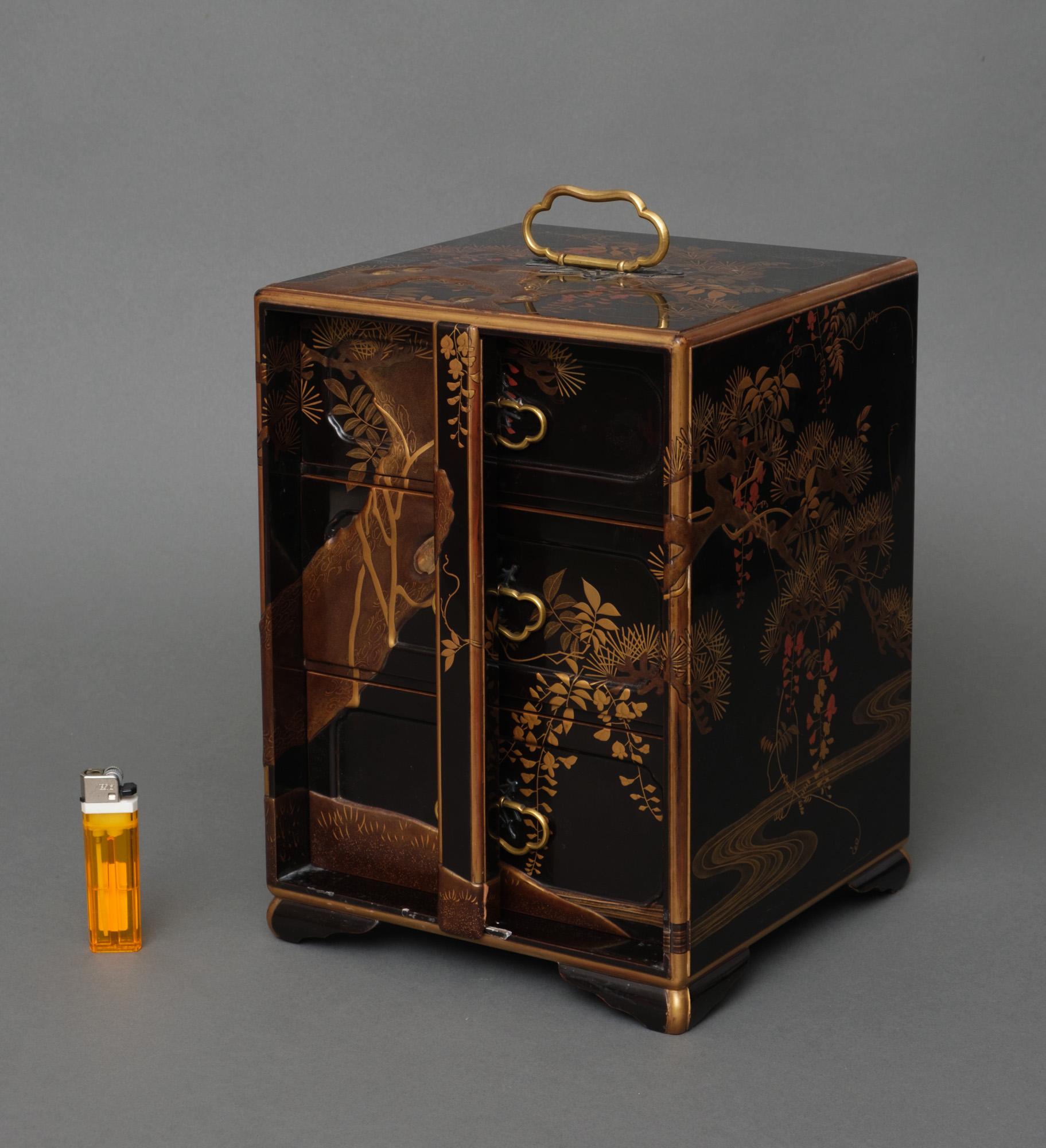 A rare, high quality lacquered portable jû'bako (tiered food container/stacked picnic box) fitted with a removable vertical safety bar - housing a nice secret – decorated with a refined continuous design, chamfered edges, and raised by four low