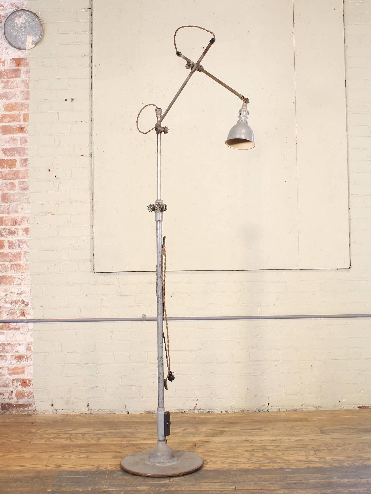 Portable O C white floor lamp with 3 GP base and telescopic upright. Measure: Stands 73