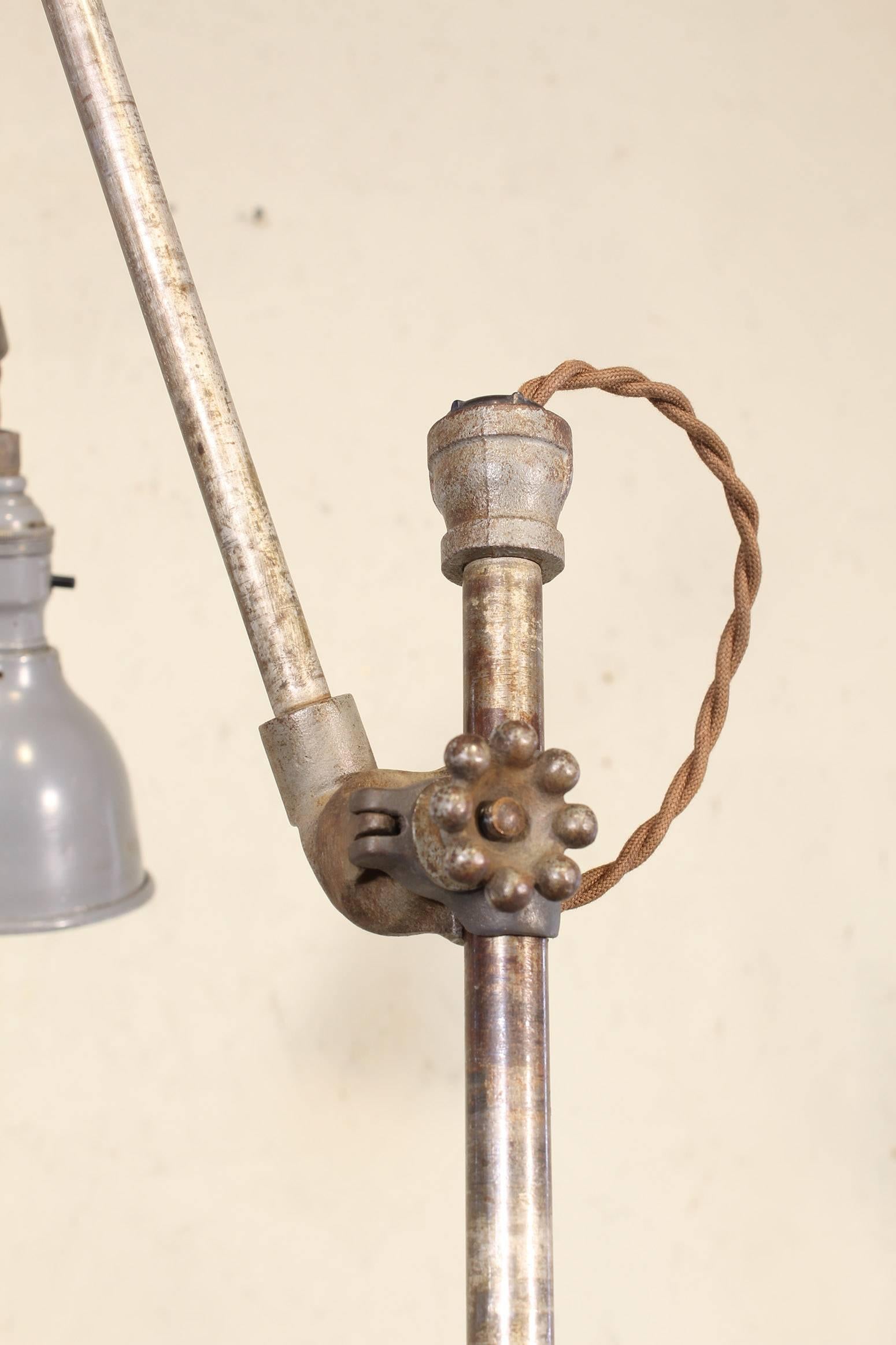 Portable OC White Floor Task Reading Lamp Light with Three GP Base In Distressed Condition In Oakville, CT