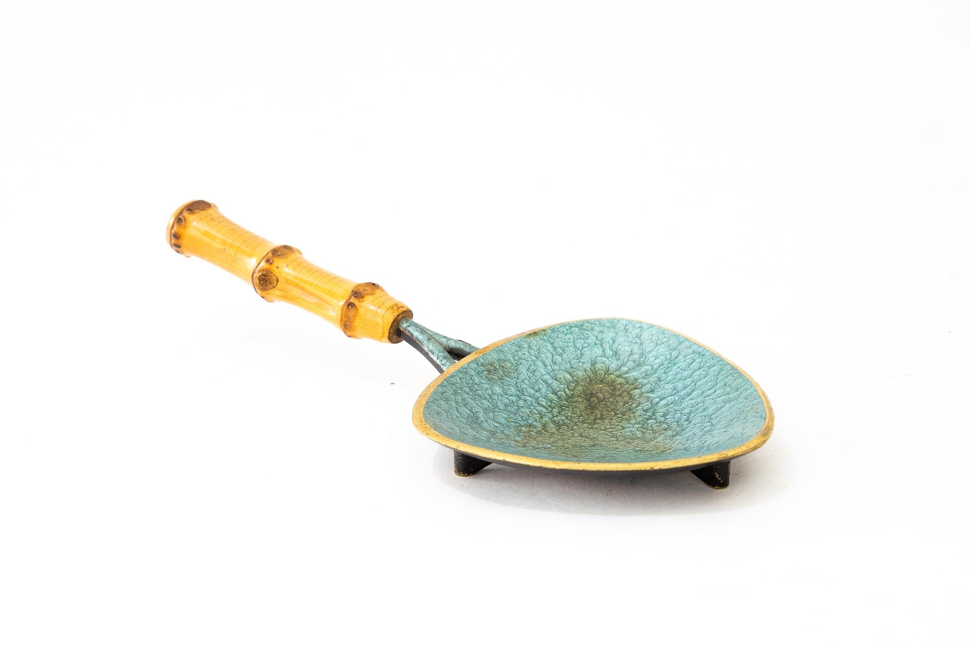 Mid-Century Modern Cendrier portatif en laiton peint avec bambou, circa 1950s en vente