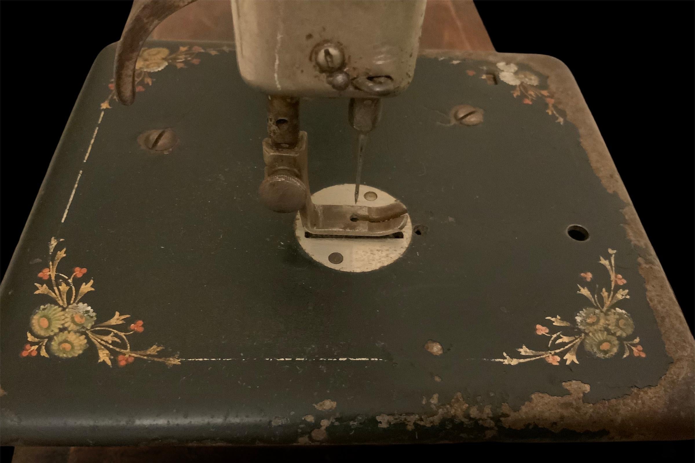 Portable Singer Manufacturing Co. Sewing Machine Model 24-61 2