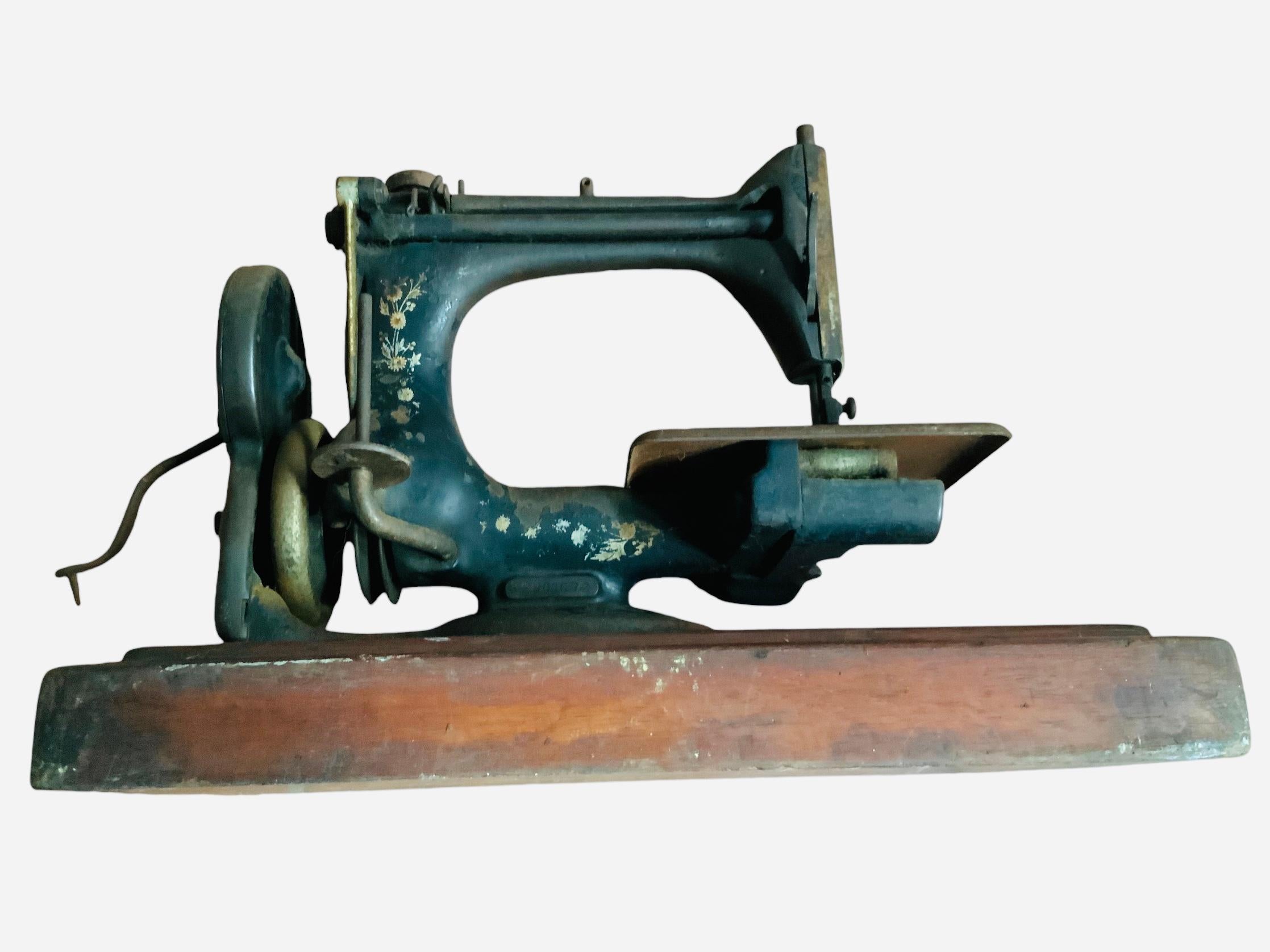 Machine Age Portable Singer Manufacturing Co. Sewing Machine Model 24-61