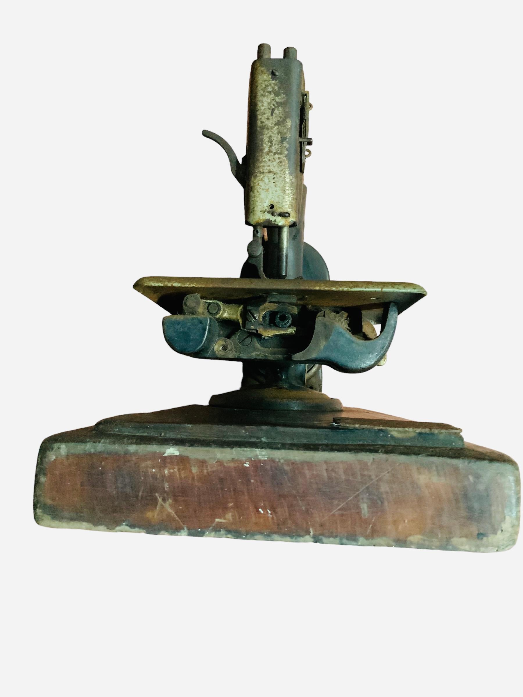 Portable Singer Manufacturing Co. Sewing Machine Model 24-61 In Good Condition In Guaynabo, PR