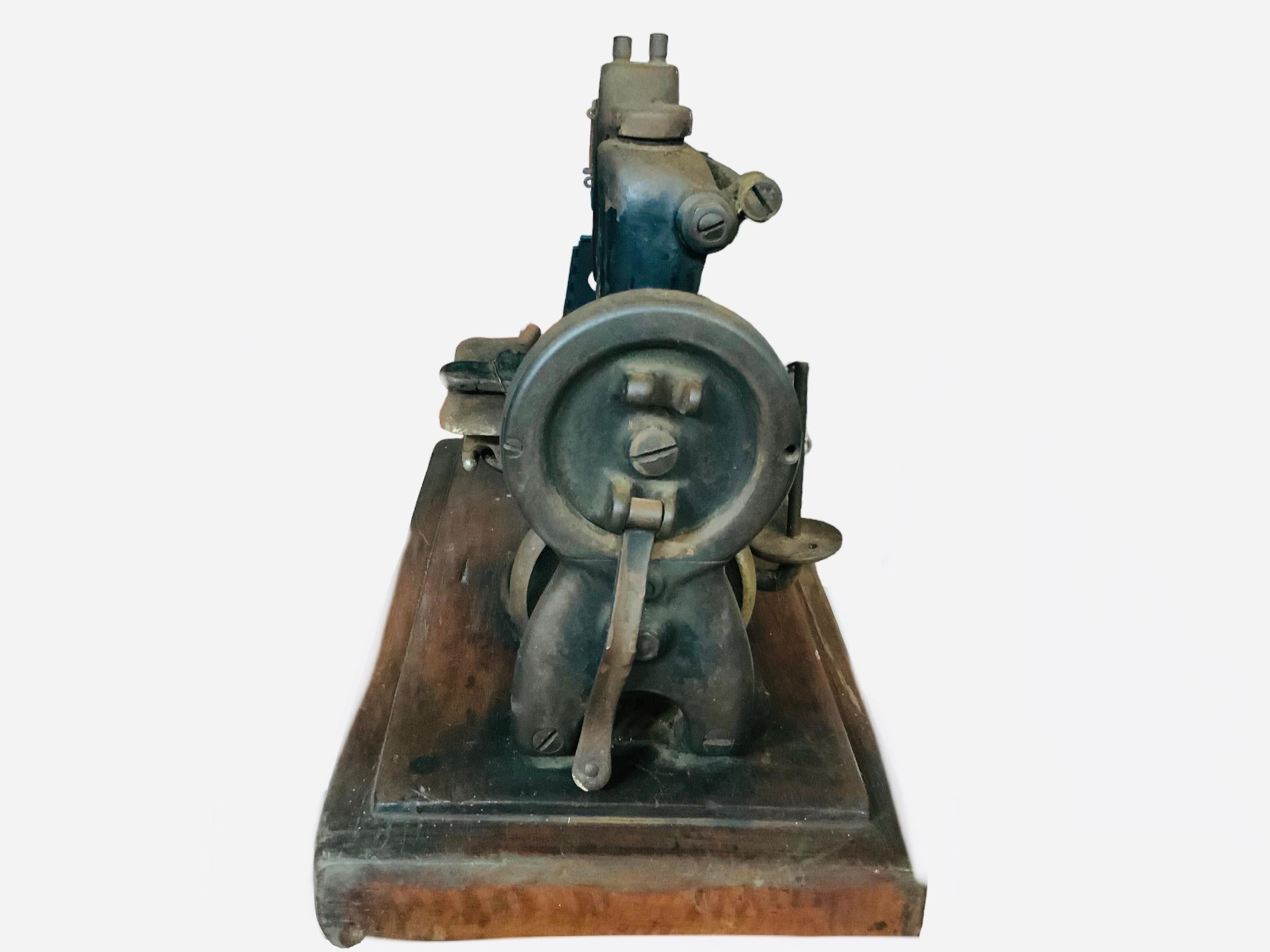 20th Century Portable Singer Manufacturing Co. Sewing Machine Model 24-61