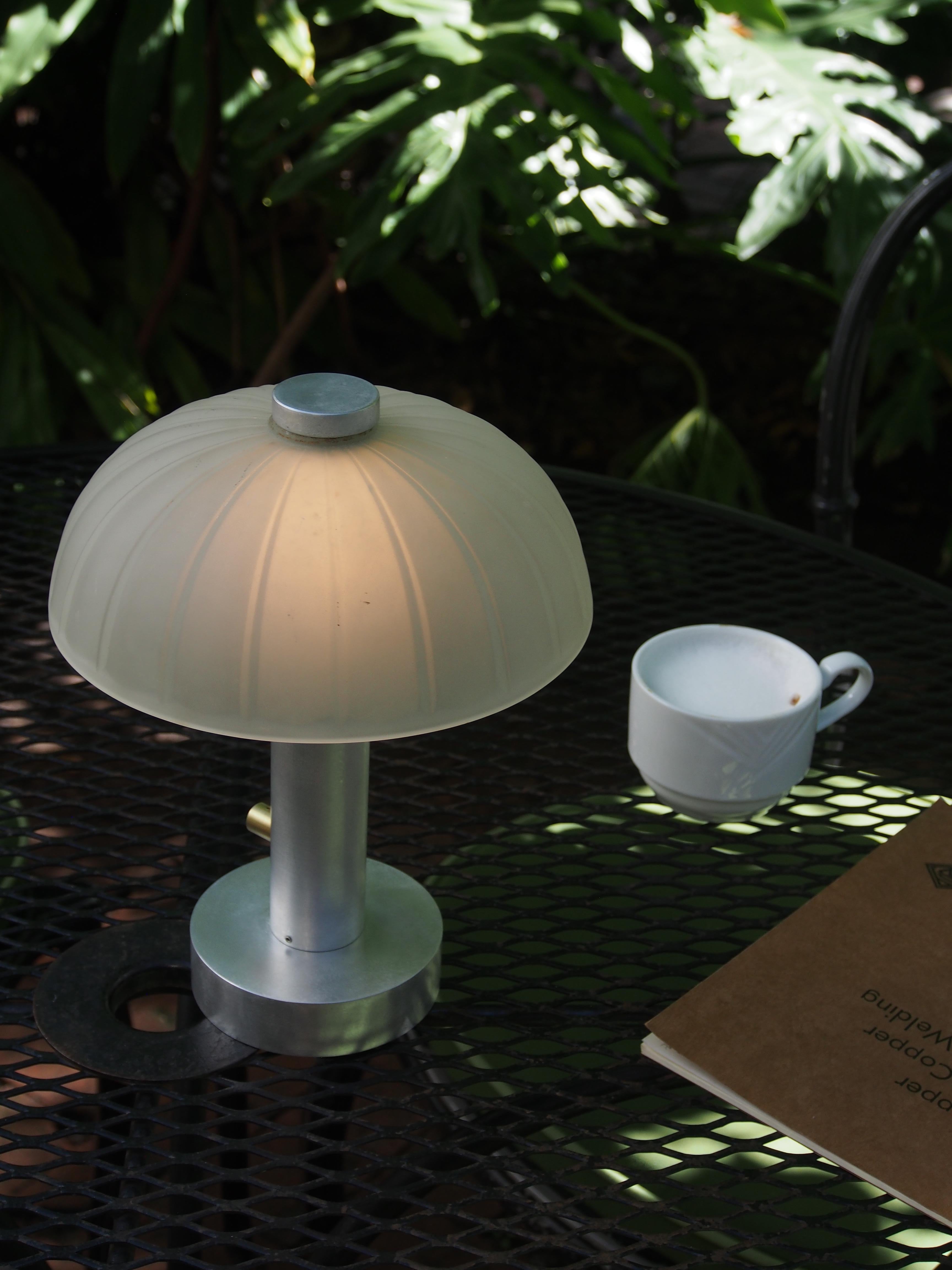 Porzellan-Tischlampe mit Vintage-Schirm - 01 (Moderne) im Angebot