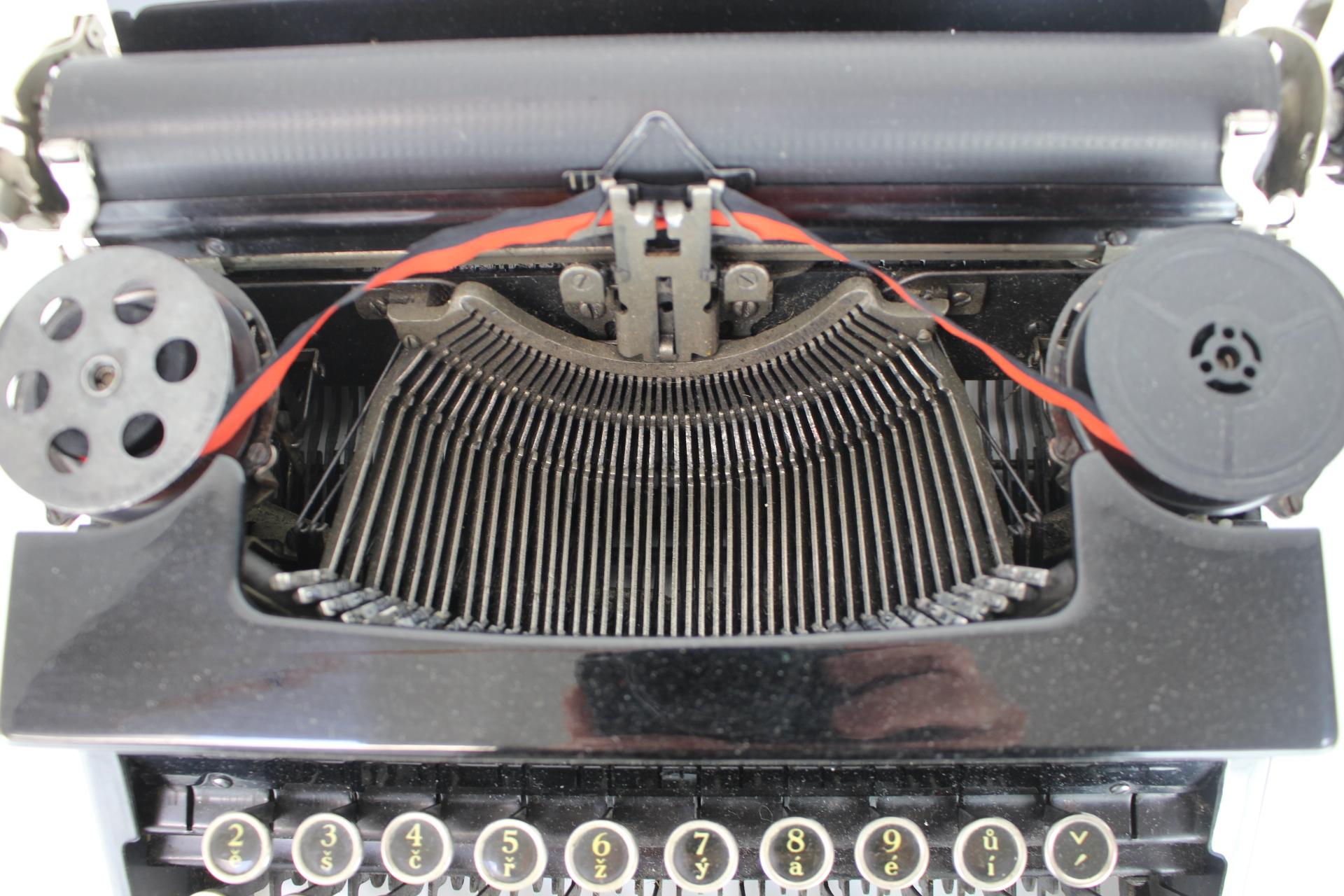 Art Deco Portable Typewriter Corona Junior, U.S.A. circa 1395 For Sale