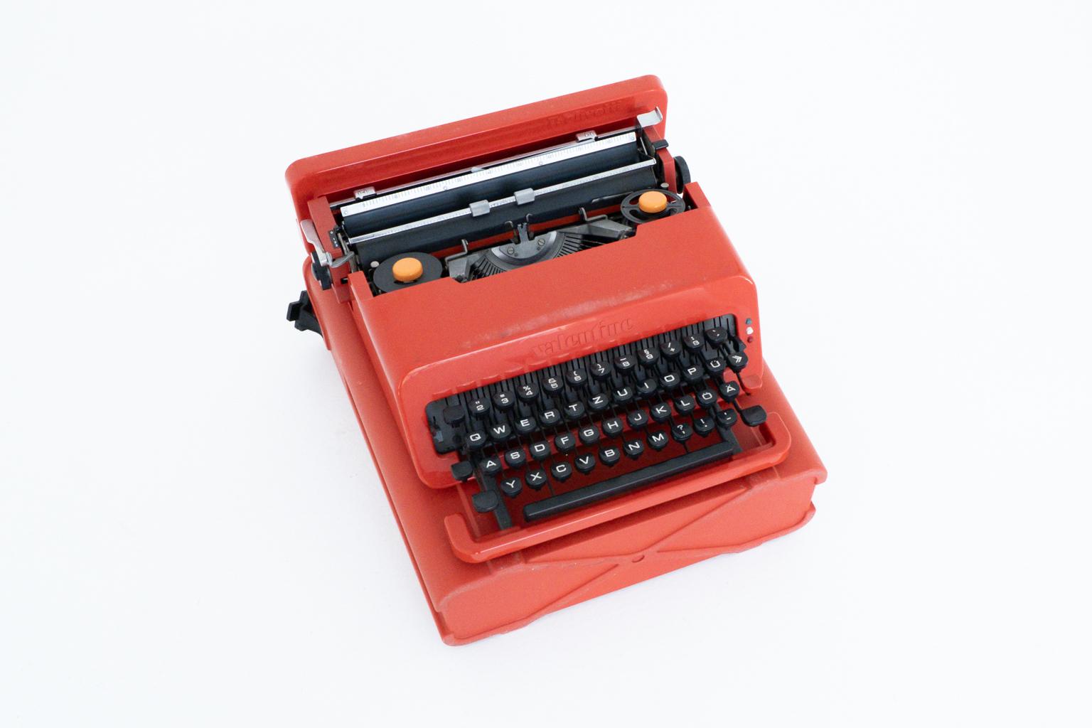 Portable typwriter valentine by Ettore Sottsass / Perry King for Olivetti In Good Condition For Sale In Frankfurt am Main, DE