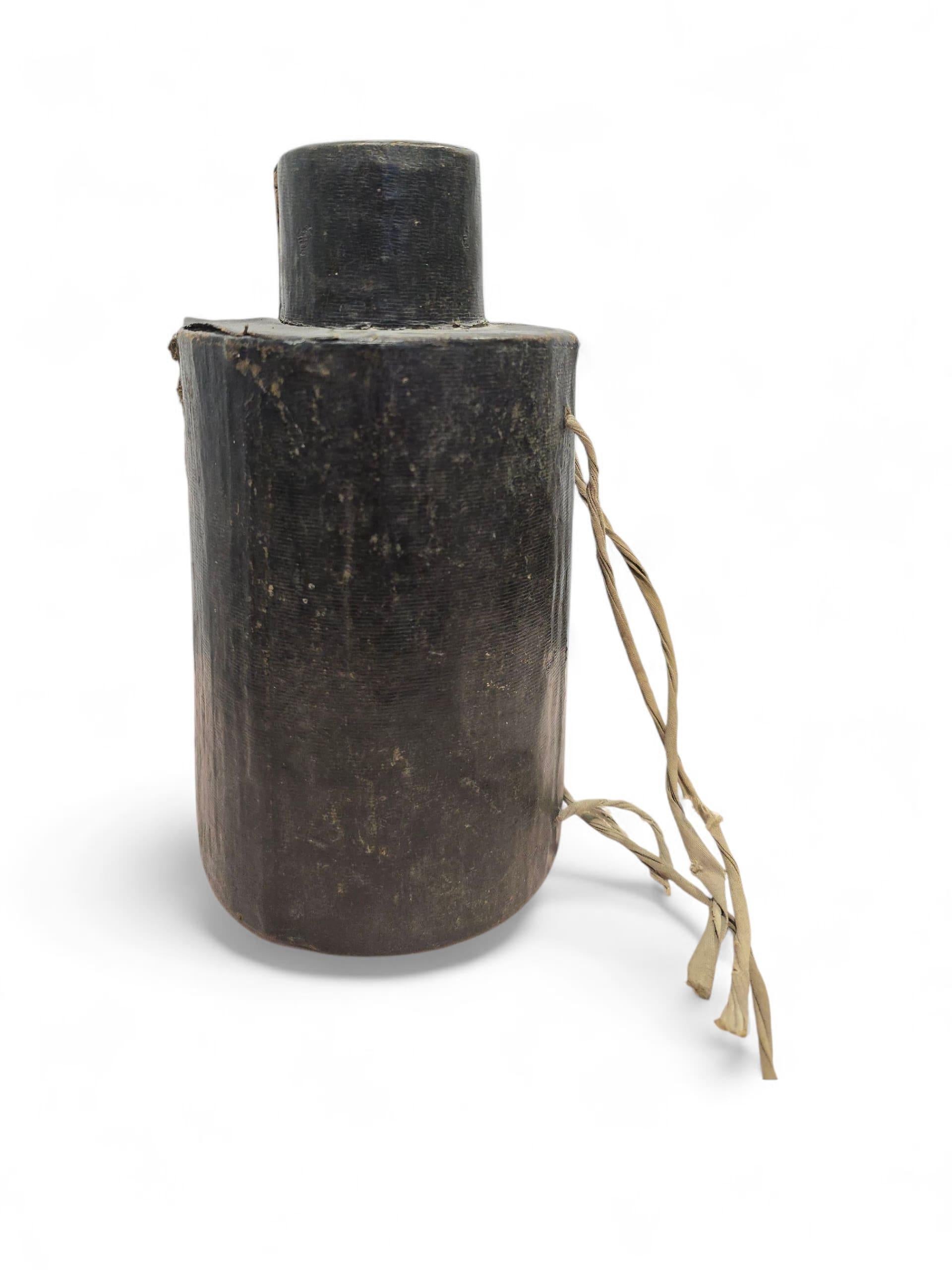 Il s'agit d'un instrument composé d'un socle et d'un pied en laiton sur lesquels sont fixés un cadran métallique semi-circulaire et un gnomon. La base est circulaire et possède un fond en feutre. Elle comporte une boussole avec une aiguille