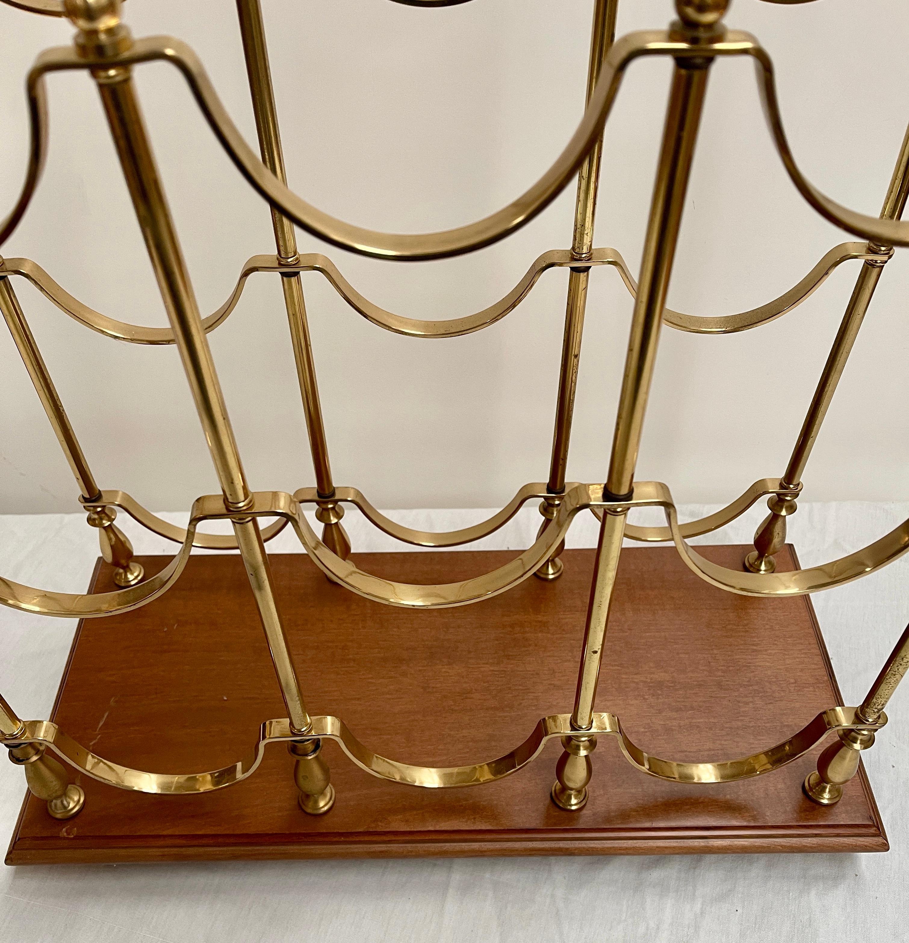 Ottone Portabottiglie in ottone e legno per anni '60 per 9 bottiglie italiano in vendita