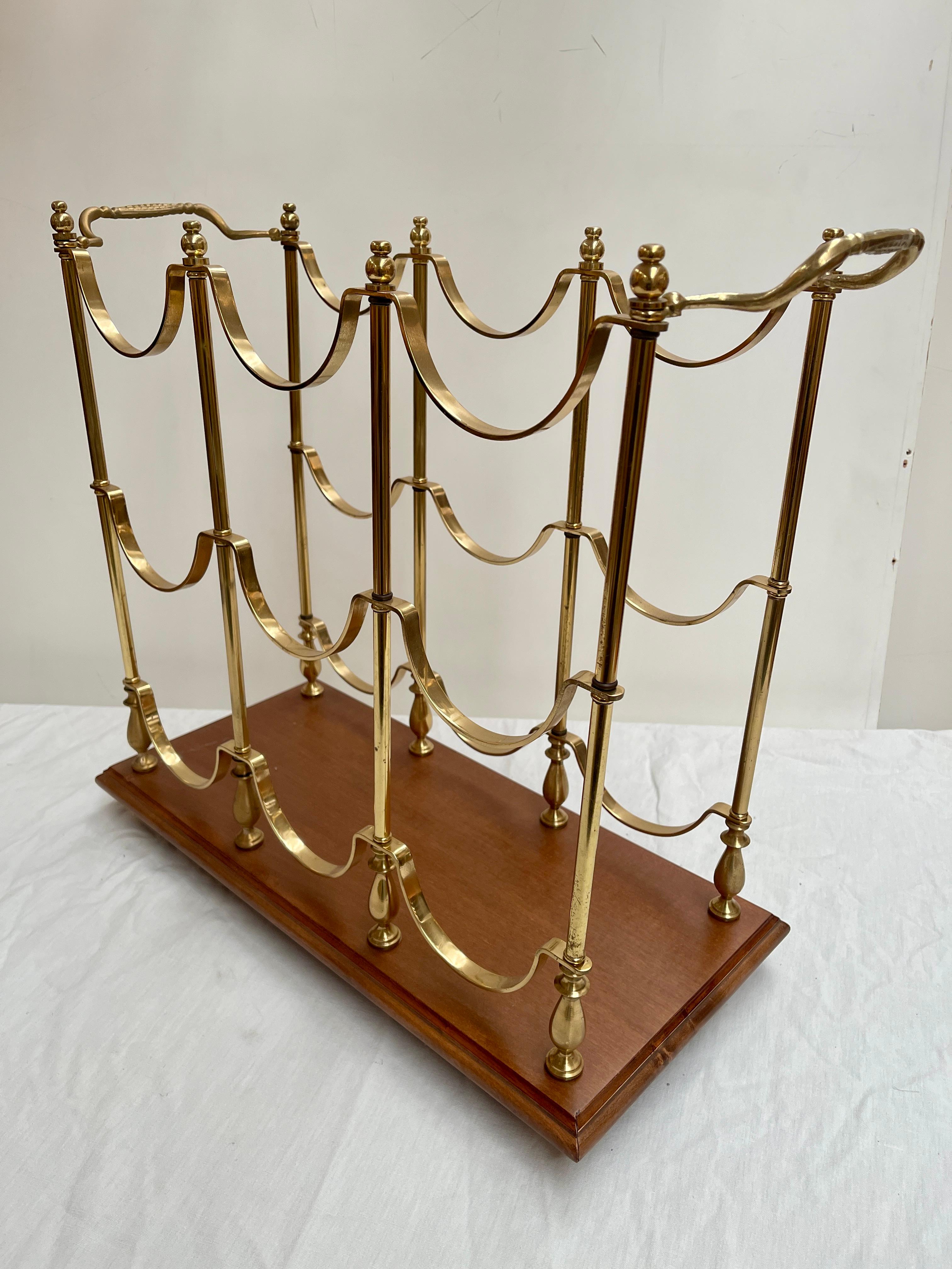 Portabottiglie in ottone e legno per anni '60 per 9 bottiglie italiano in vendita 1