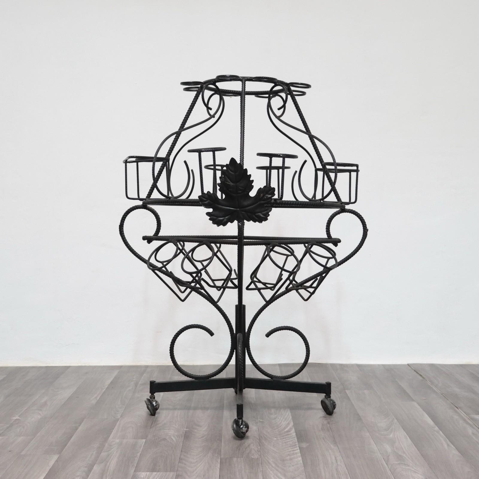 Anni 60- Meraviglioso Portabottiglie scultoreo in ferro battuto nello stile di Marcel Duchamp.

L’articolo è in ottime condizioni conservative, non vi è alcun difetto estetico o strutturale da segnalare, solo lievi ed ovvi segni del tempo. (Vedi