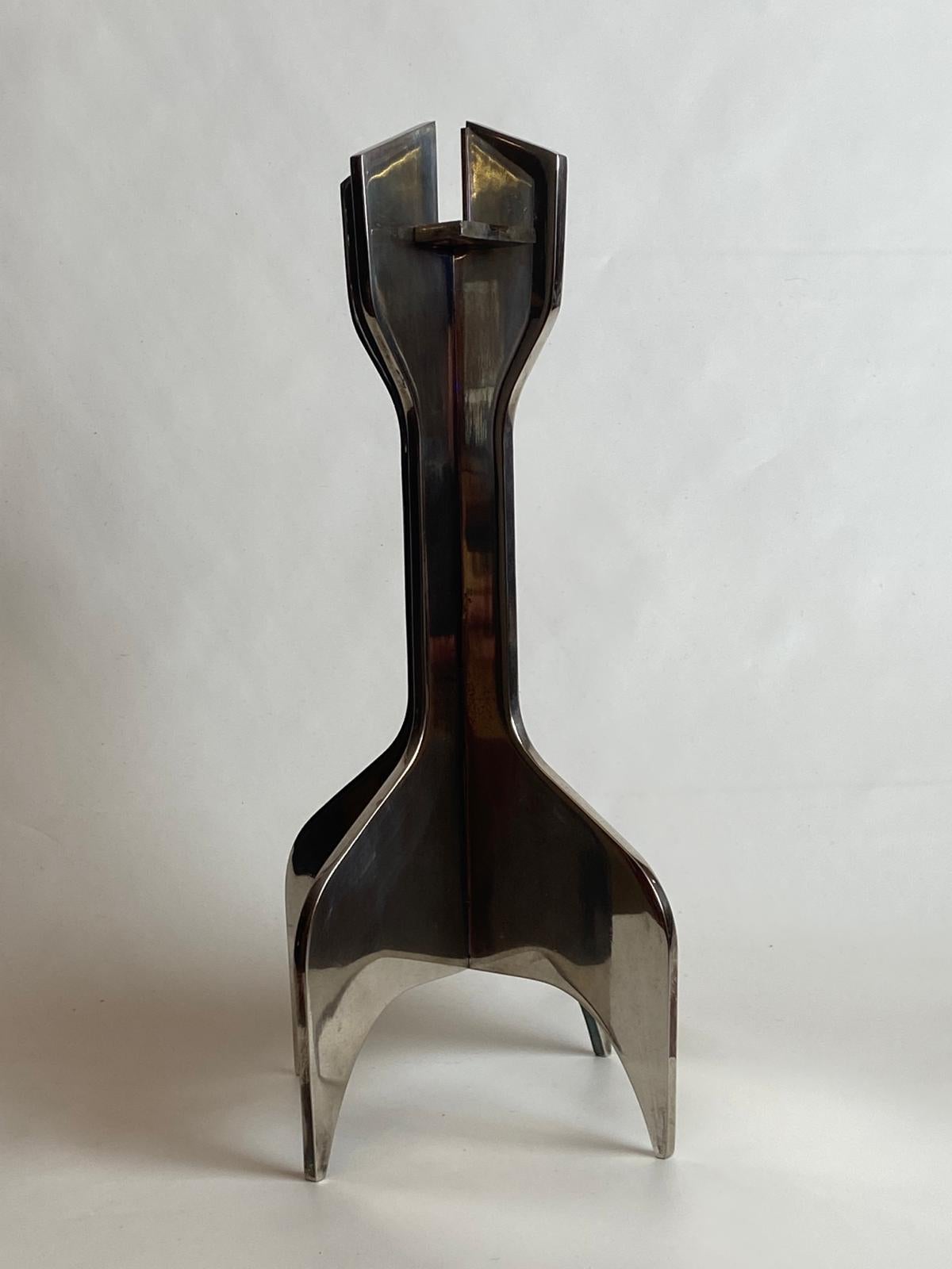 Bougeoir conçu par Marcel Breuer et produit par Gavina, vers 1963
Bougeoir sculptural d'une élégance intemporelle, datant des années 1960, créé par Marcel Breuer pour Gavina
Ce chandelier apporte une touche de design iconique et de sophistication à