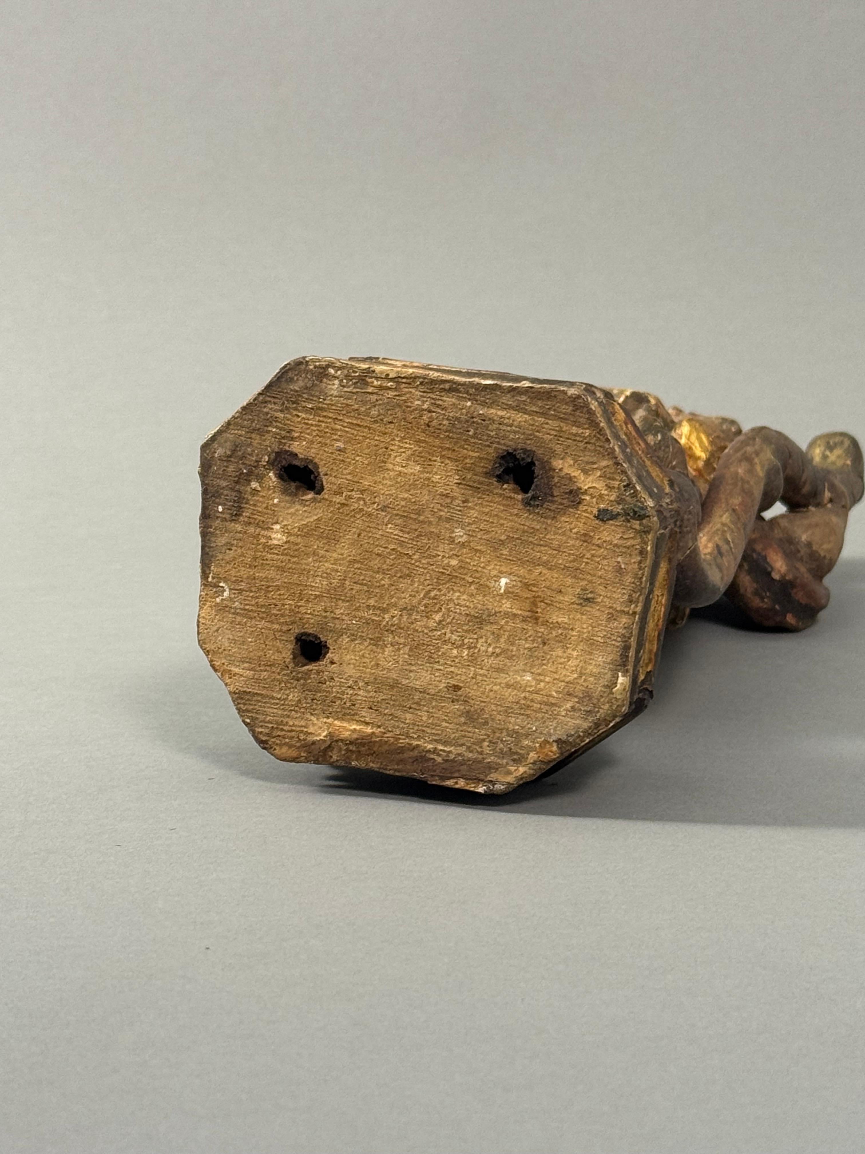 Portacandele in legno dorato con tracce di policromia - Italia fine XVII secolo For Sale 7