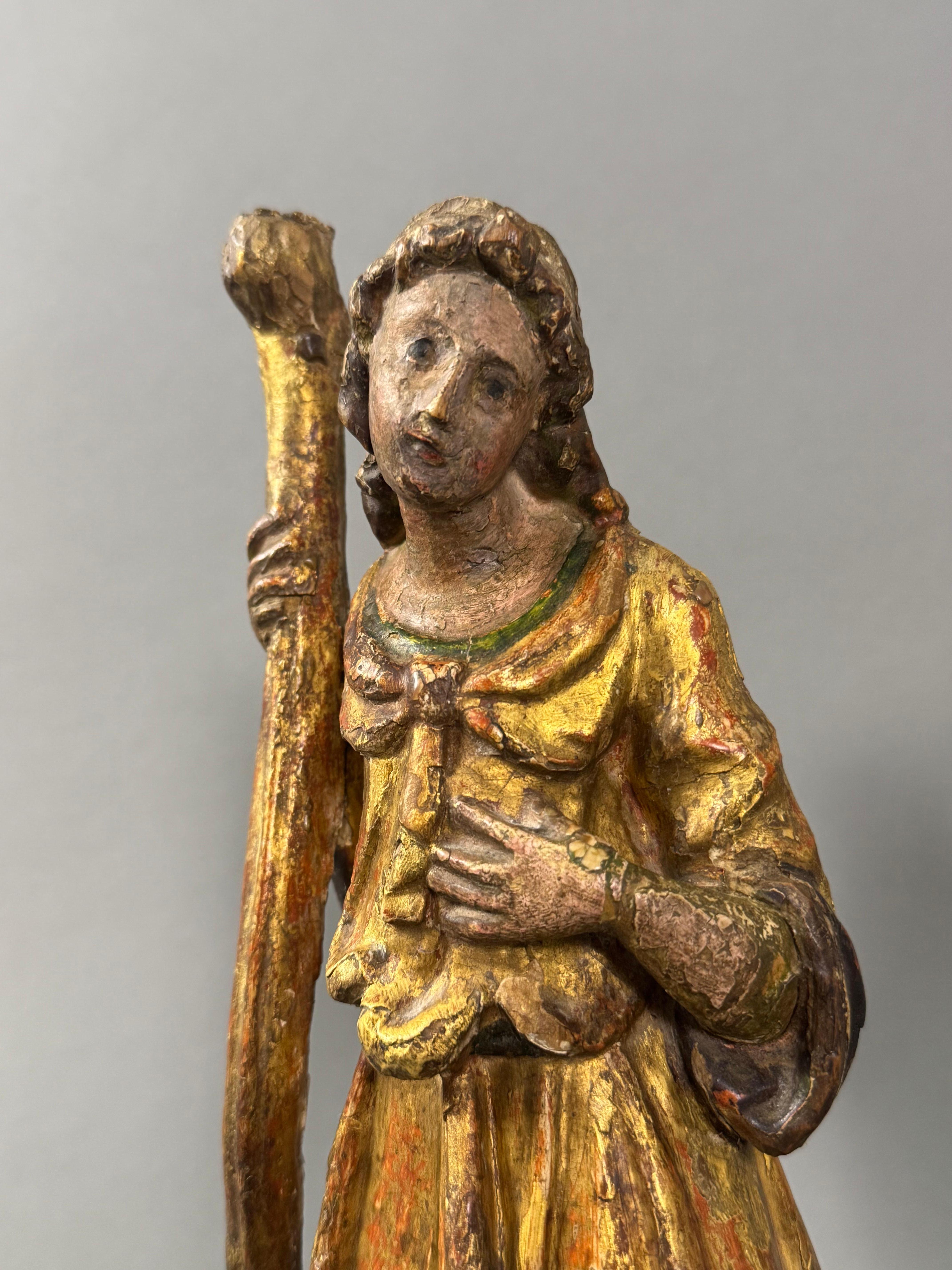 18th Century and Earlier Portacandele in legno dorato con tracce di policromia - Italia fine XVII secolo For Sale