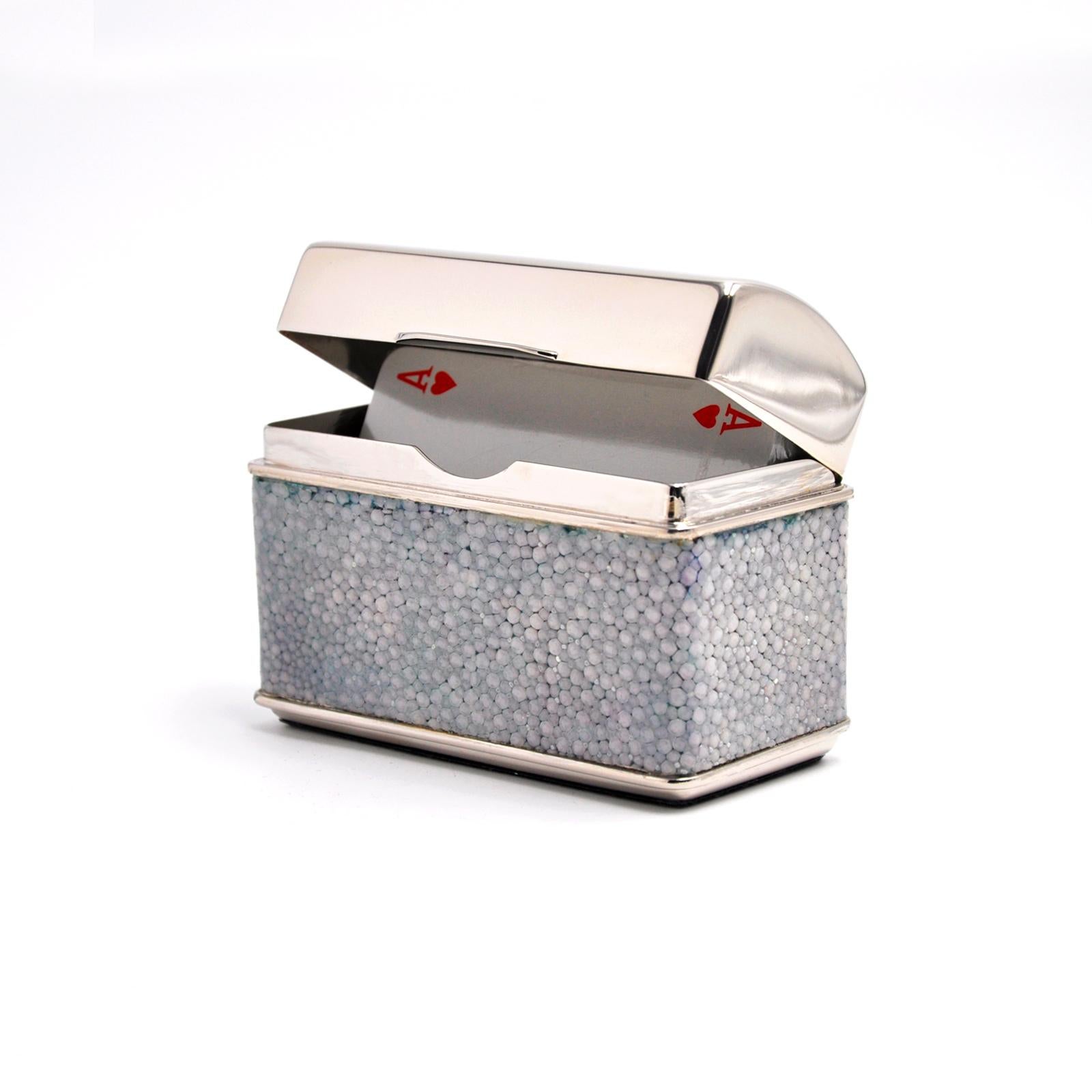 Design Modern  and valuable  skin come together in this  box  in the shape of  pannier, ideal  for  guard  playing cards, cigarettes, or again, small jewelry. 
Part of the exclusive Galucharme collection designed and handcrafted by Nino Basso, the