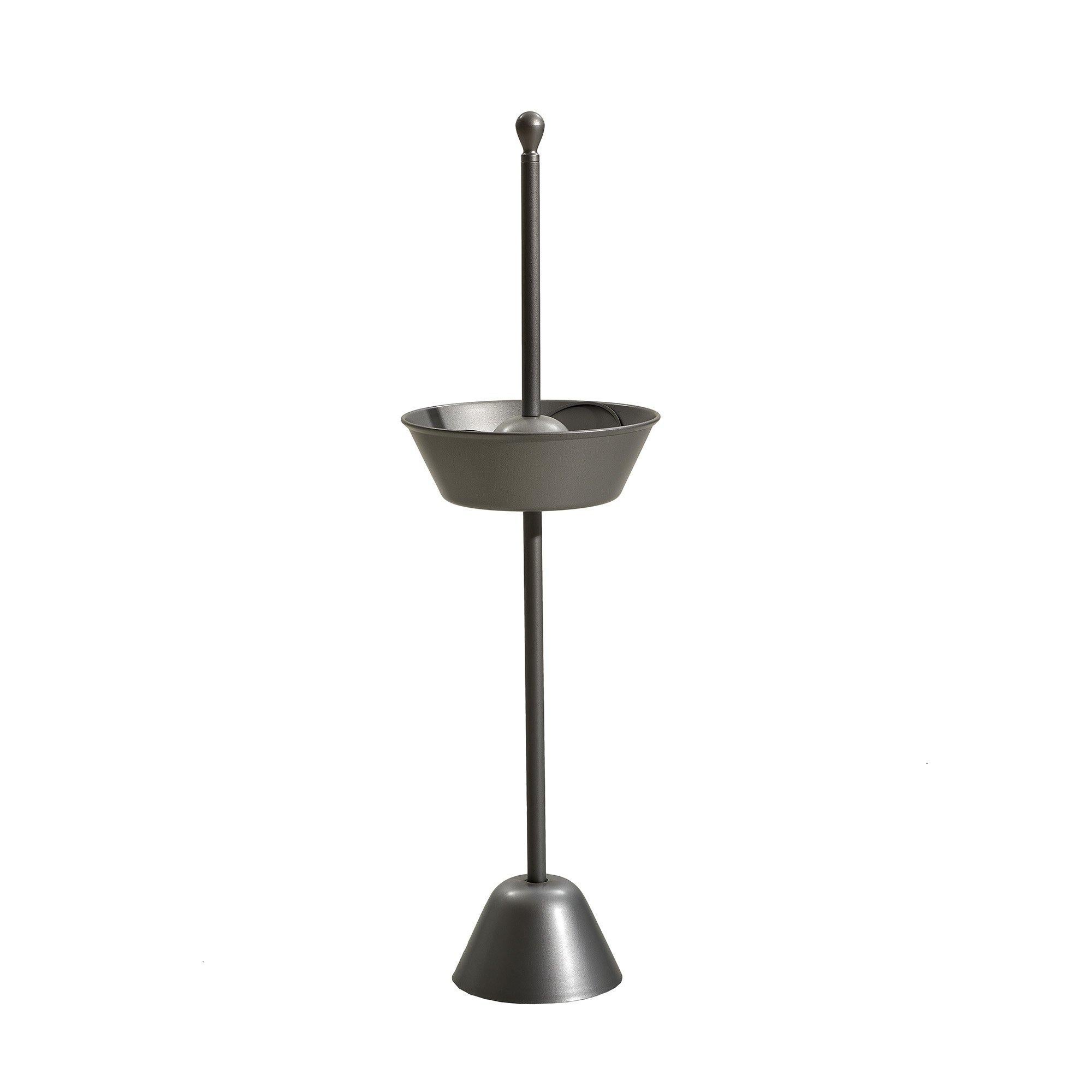 Servofumo dinner holder designed by Achille Castiglioni and produced by Zanotta in 1961. From a gray-painted polypropylene base rises a steel support rod, featuring a black-painted aluminum sand tray. The ashtray has a convenient diamond-mesh steel