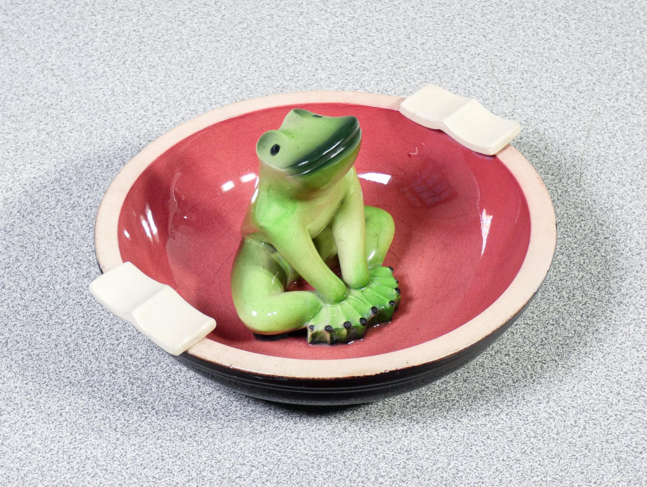 Céramique Cendrier avec sculpture de grenouille, Tarcisio TOSIN pour LA FRECCIA. 1930s en vente