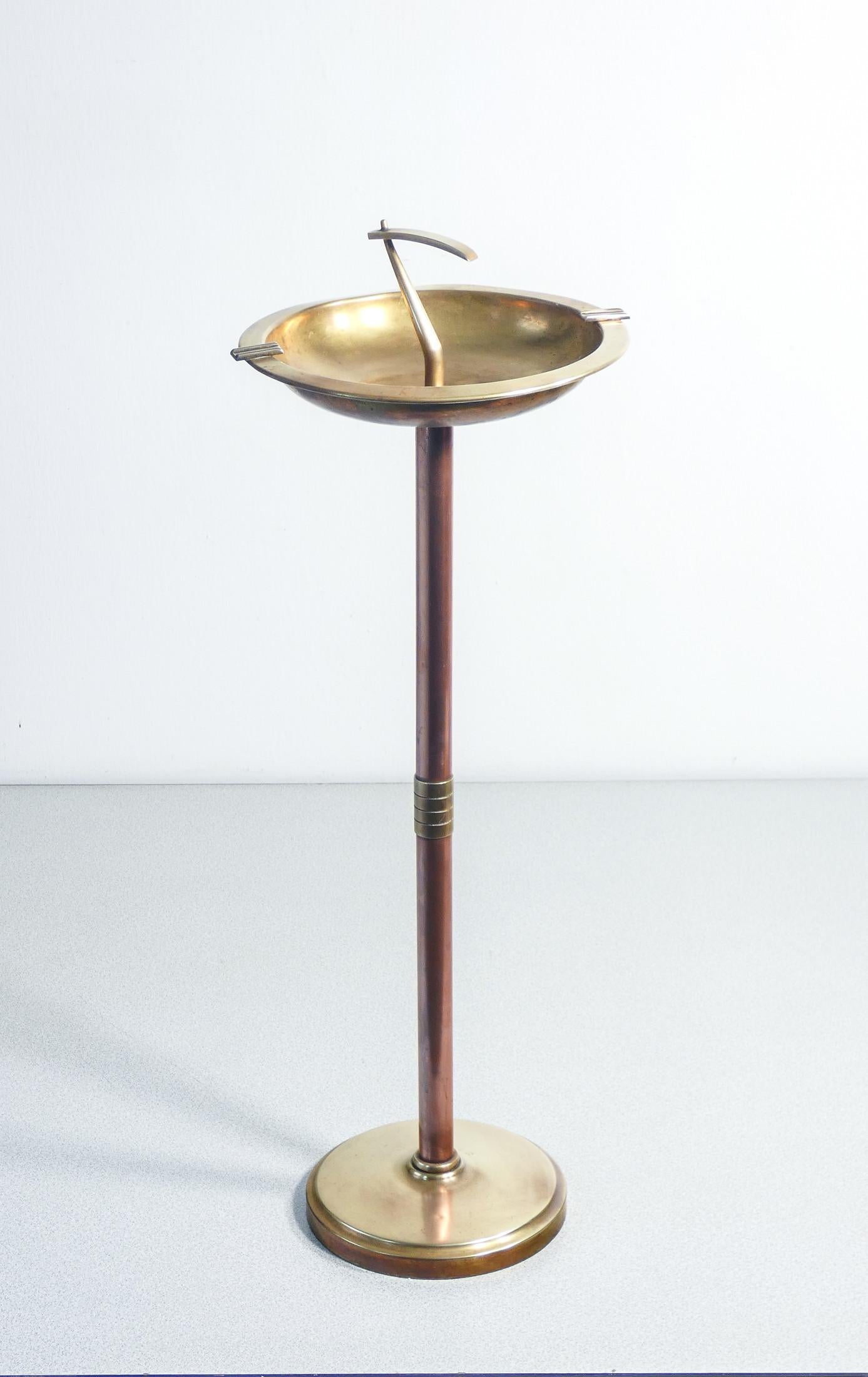 Floor ashtray
Art Decò
brass and copper.

ORIGIN
Italy

PERIOD
1930s

MATERIALS
Brass and copper

DIMENSIONS
Height: 57cm
Ø 21cm

CONDITIONS
The piece is in excellent condition, as can be seen from the attached photos. Reports normal traces of time