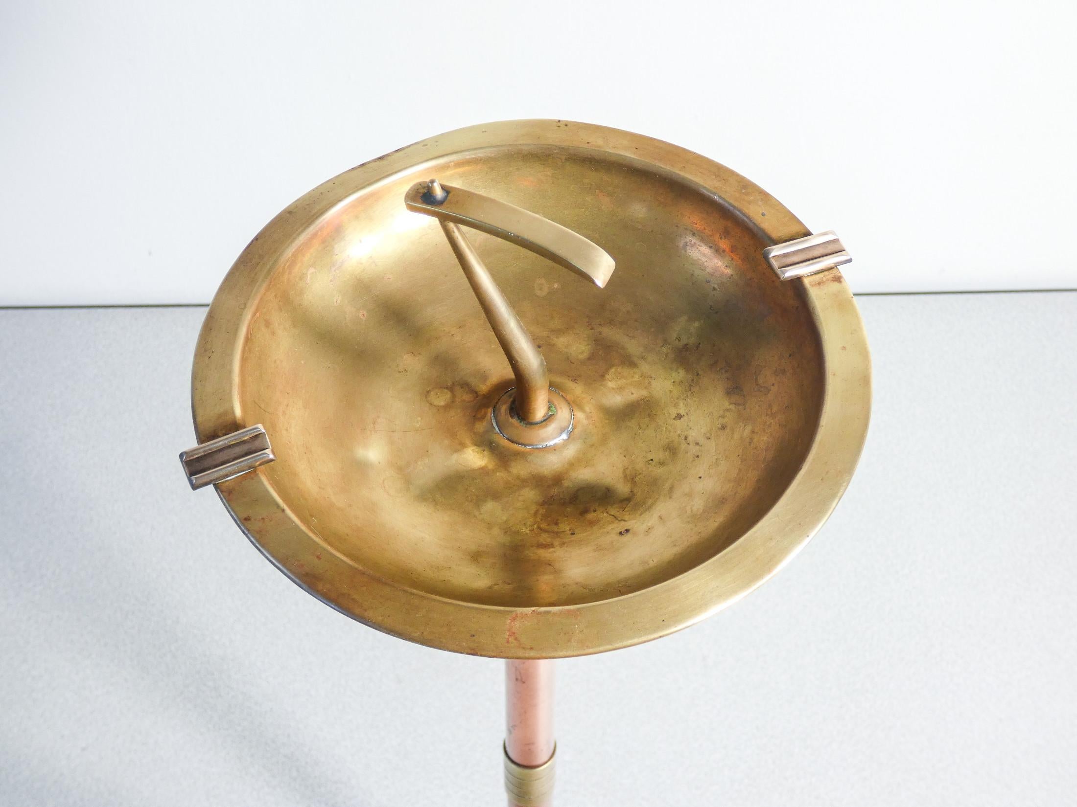 Art Deco floor ashtray made of brass and copper. Italy, 30s In Good Condition For Sale In Torino, IT