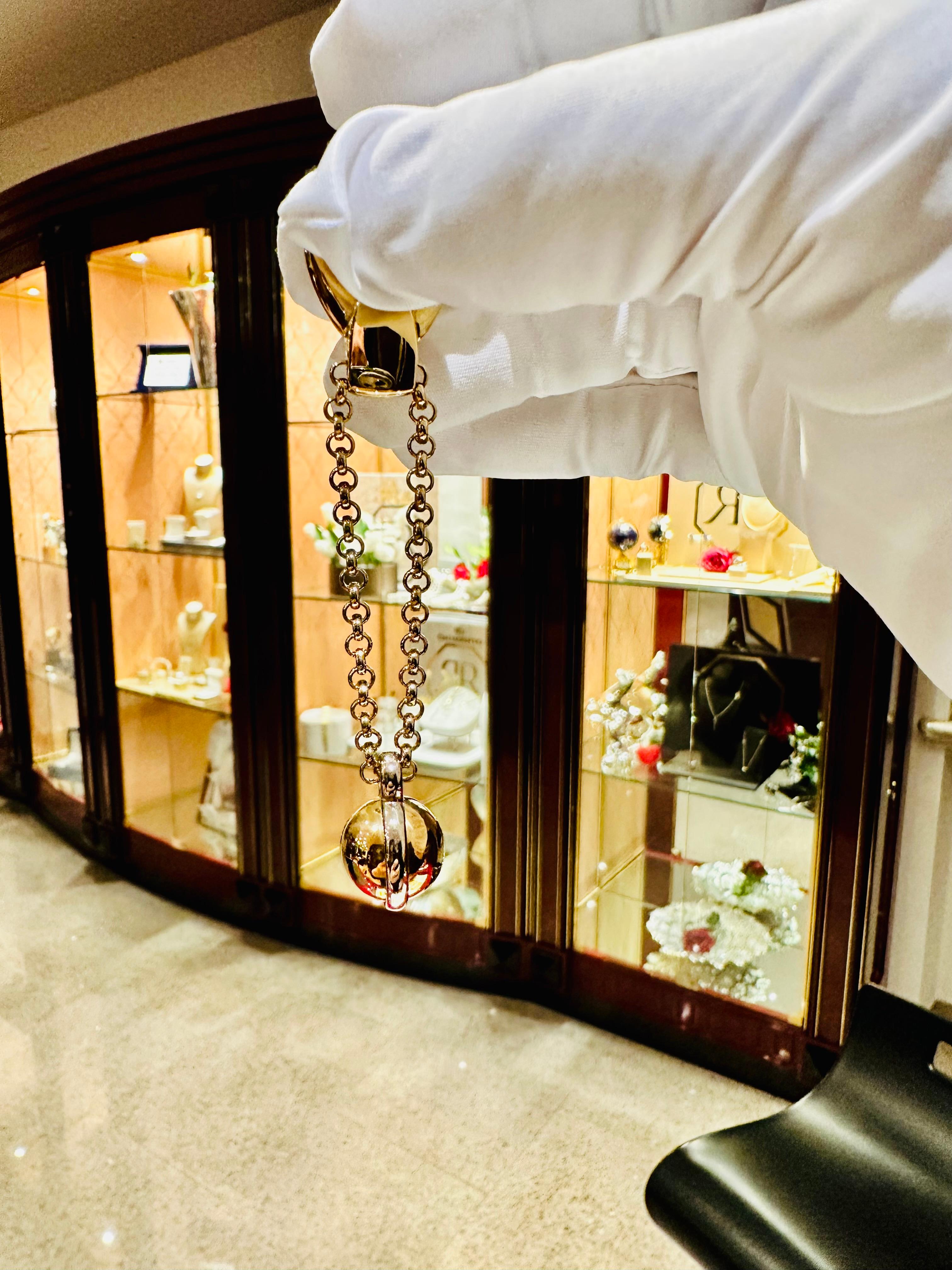 Porte-clés en or blanc et jaune 18kt - Luxe et prestige inégalés Unisexe en vente