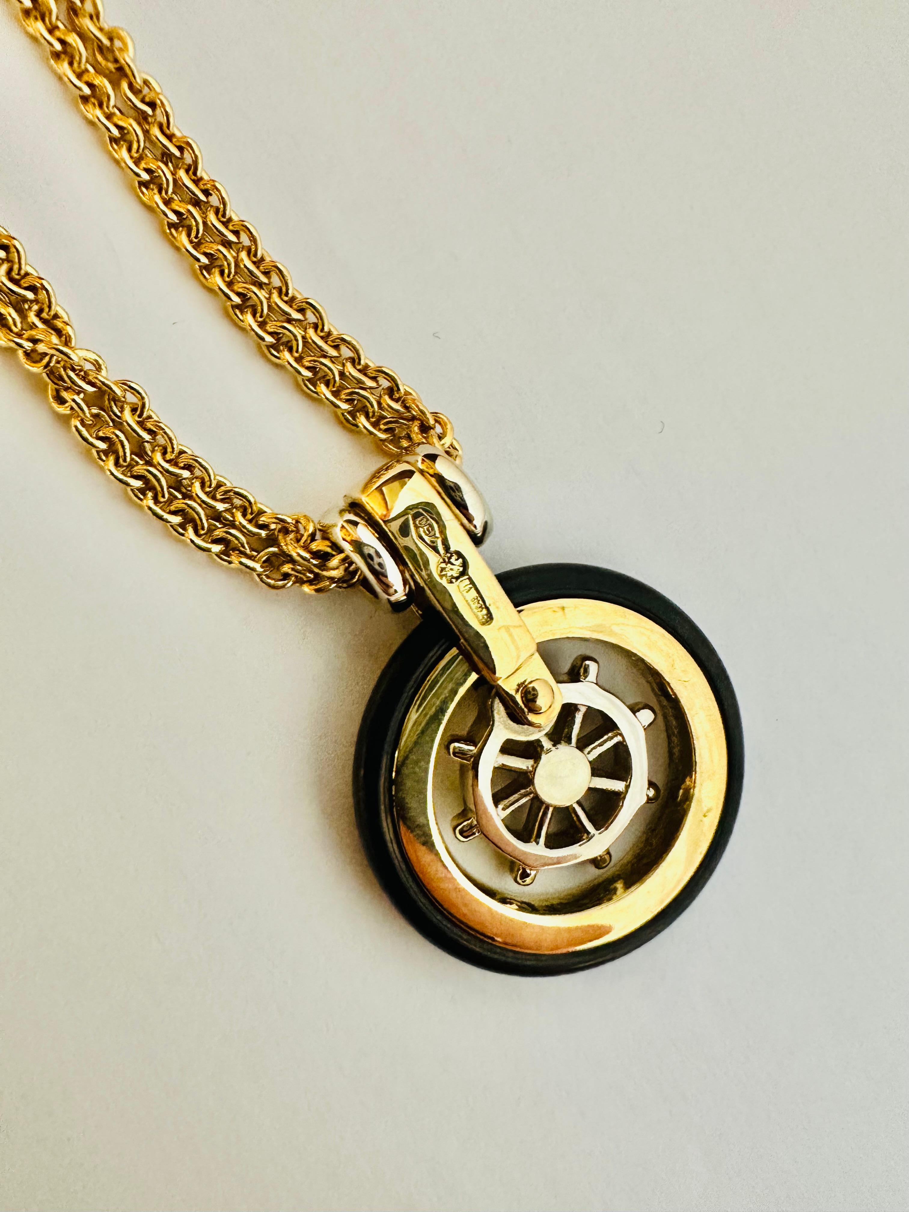 Dieser Baraka-Schlüsselanhänger, ein Meisterwerk des Designs und der Goldschmiedekunst, ist ein Symbol für Stil und Leidenschaft für das Meer und die Motoren. Die aus 18 Karat Gelb- und Weißgold gefertigte Uhr ist von der nautischen Welt inspiriert