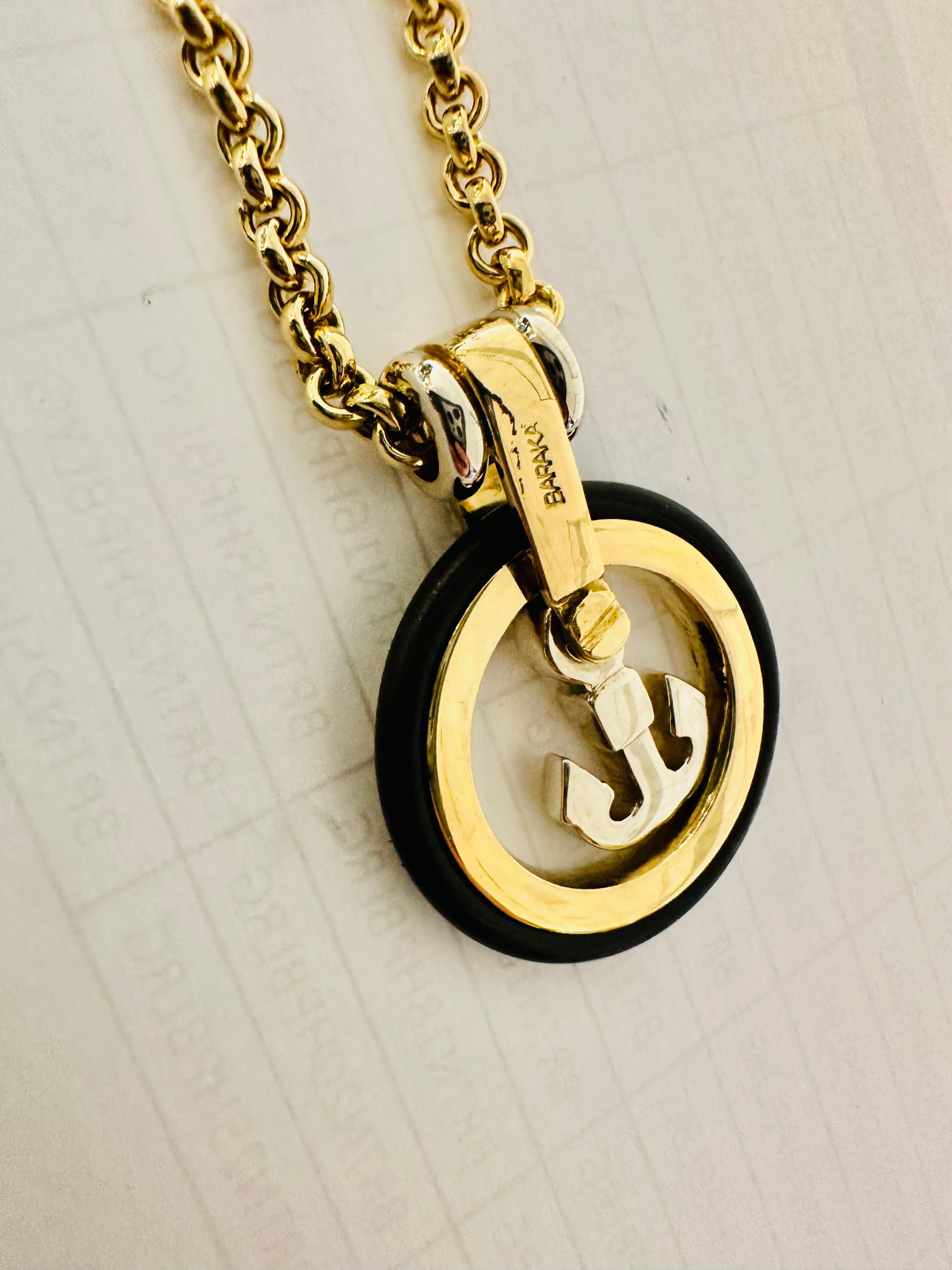 Un accesorio exclusivo que combina lujo y simbolismo marítimo. Este llavero de oro amarillo y blanco de 18 quilates de Baraka representa un ancla, emblema de estabilidad, fuerza y conexión con el mar. Diseñado para los amantes del mundo náutico y de