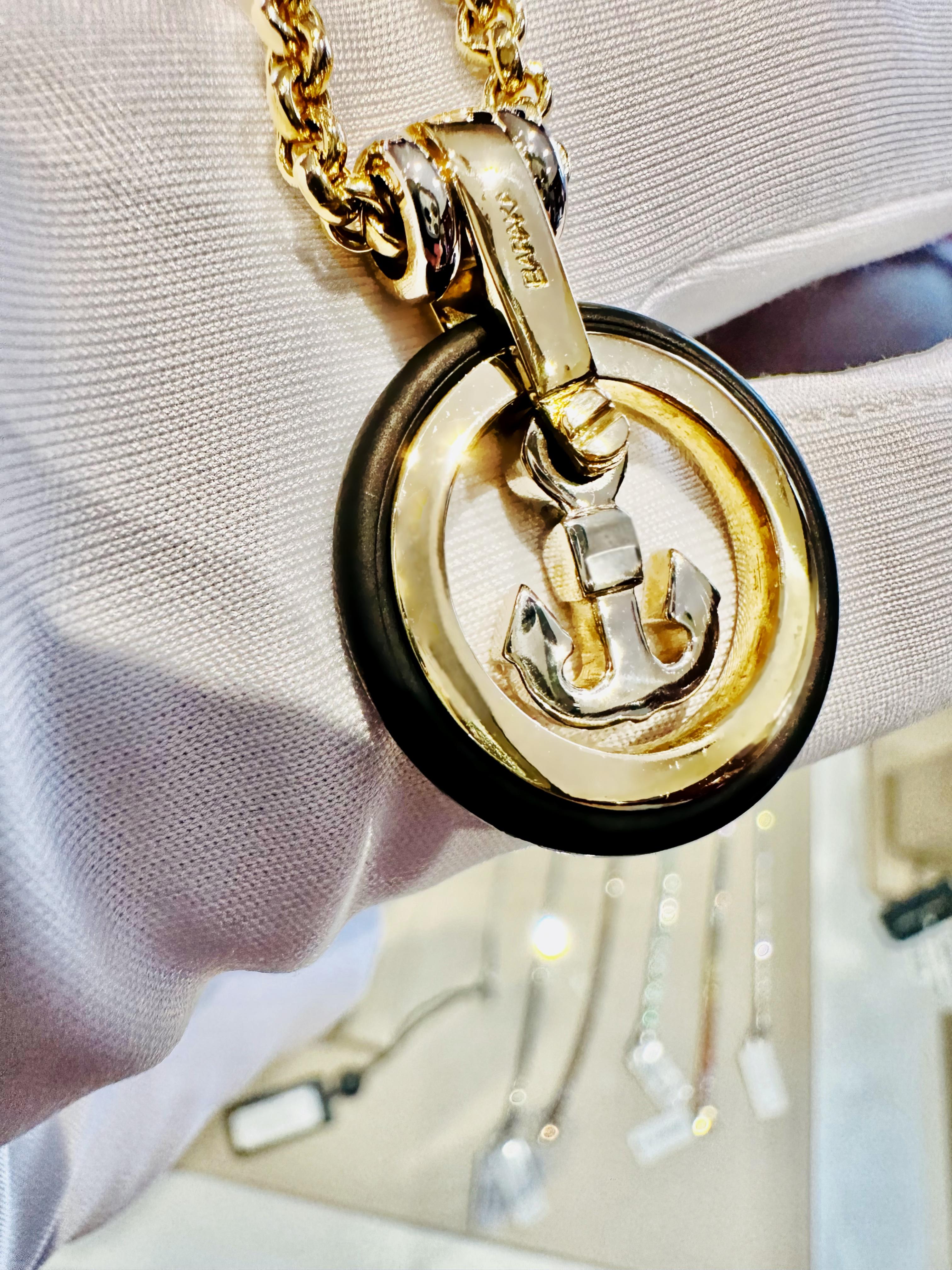 Llavero de oro amarillo y blanco de 18 quilates - Símbolo de fuerza y estilo náutico en venta 4