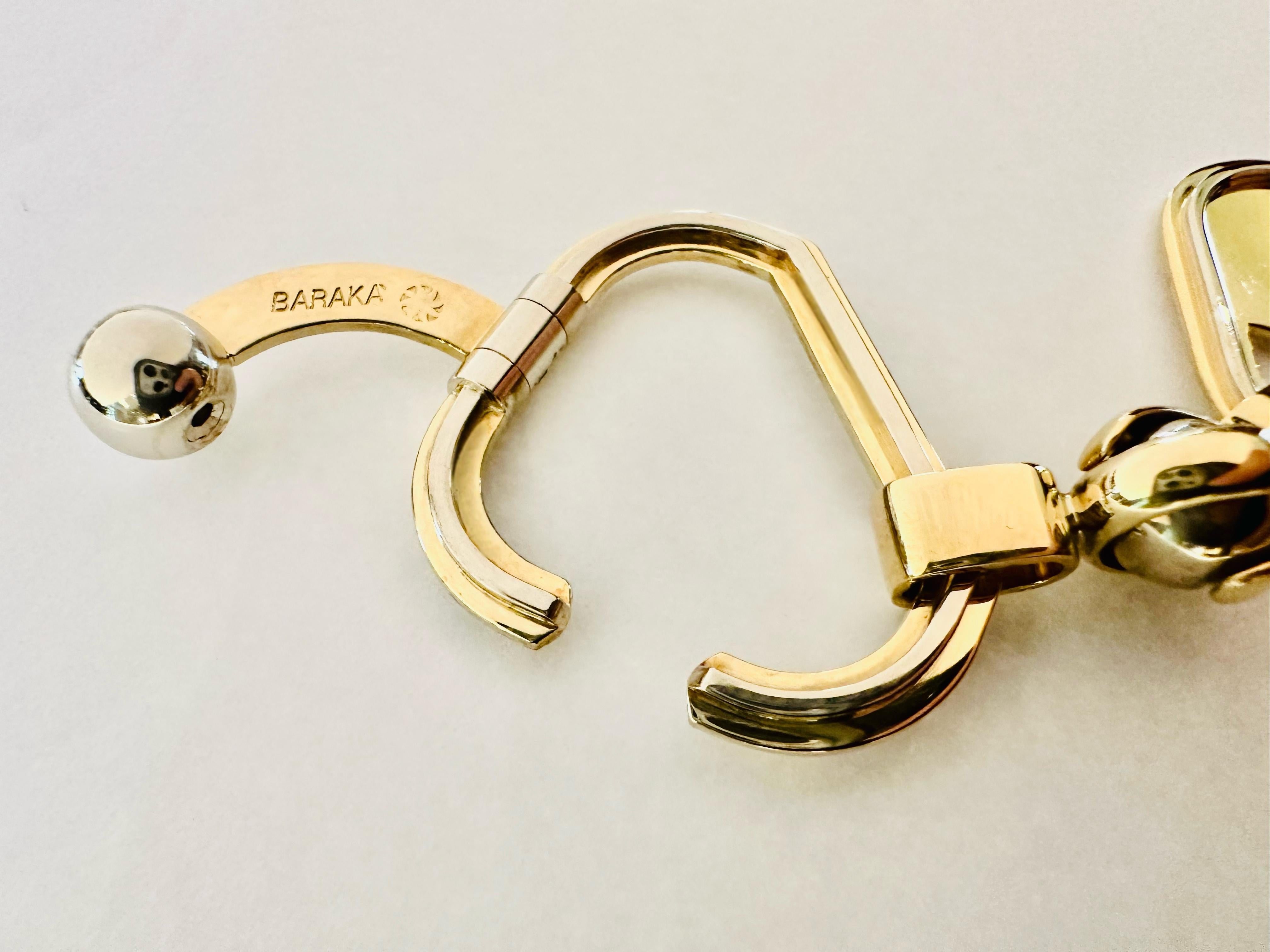 Ein exklusiver Schlüsselanhänger, der für Luxus ohne Kompromisse steht. Dieser meisterhaft gefertigte Schlüsselanhänger aus 18 Karat Gelb- und Weißgold ist die perfekte Kombination aus Stil und Funktionalität. Er wurde für diejenigen entwickelt, die