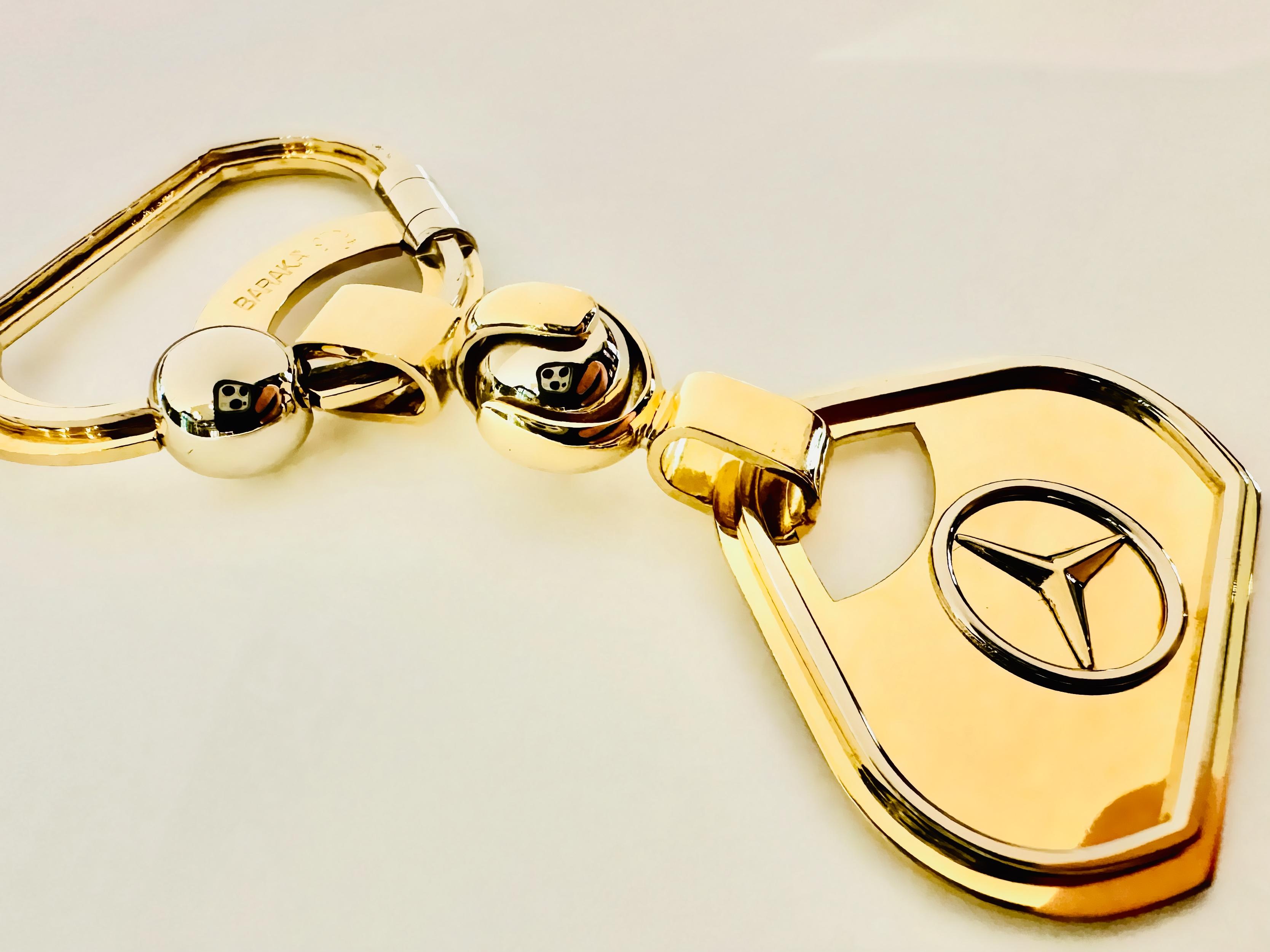 Mercedes Schlüsselanhänger aus 18kt Gelb- und Weißgold - Eleganz und Prestige im Zustand „Neu“ im Angebot in Guidizzolo, IT
