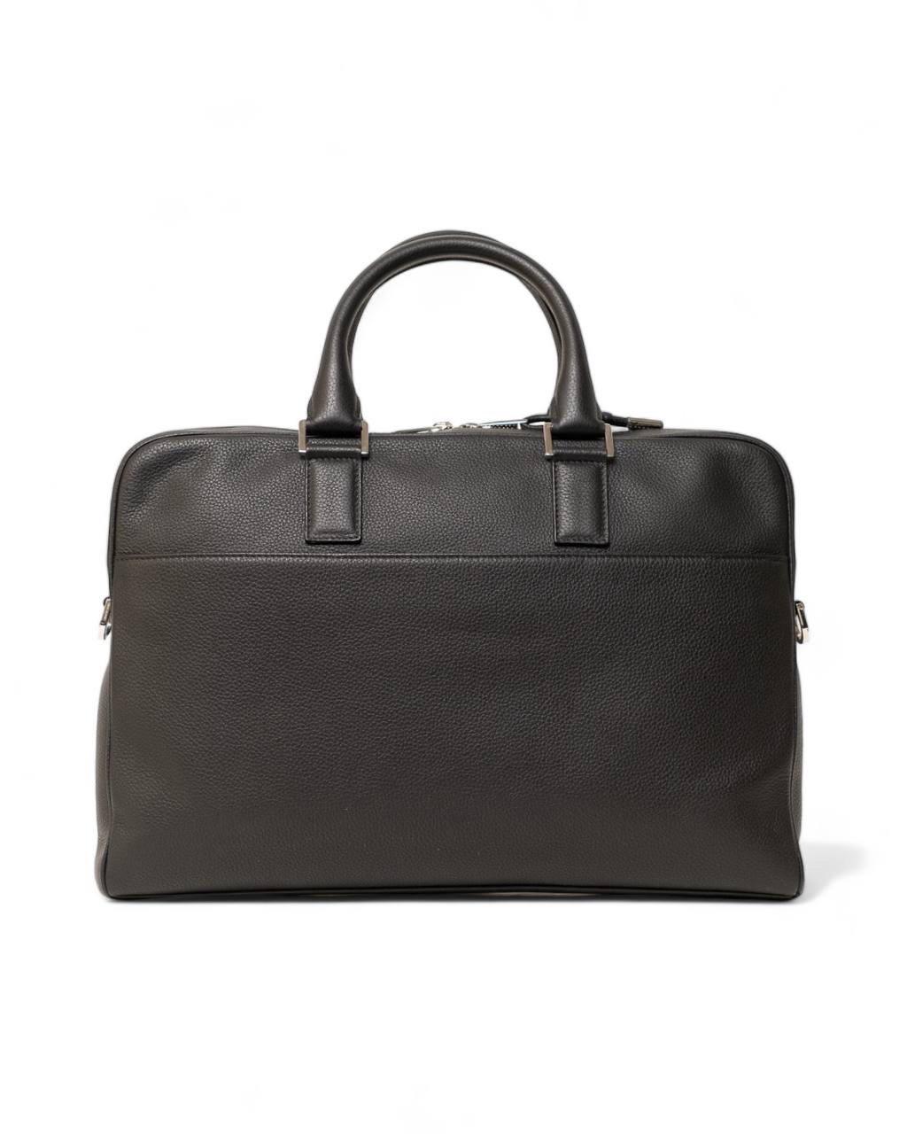 Portadocumenti firmato Dior, modello 24h Atelier, realizzato in pelle martellato nero con hardware argentati. Dotata di una chiusura superiore a zip con doppio cursore, internamente rivestito in tela tono su tono con comode tasche, abbastanca