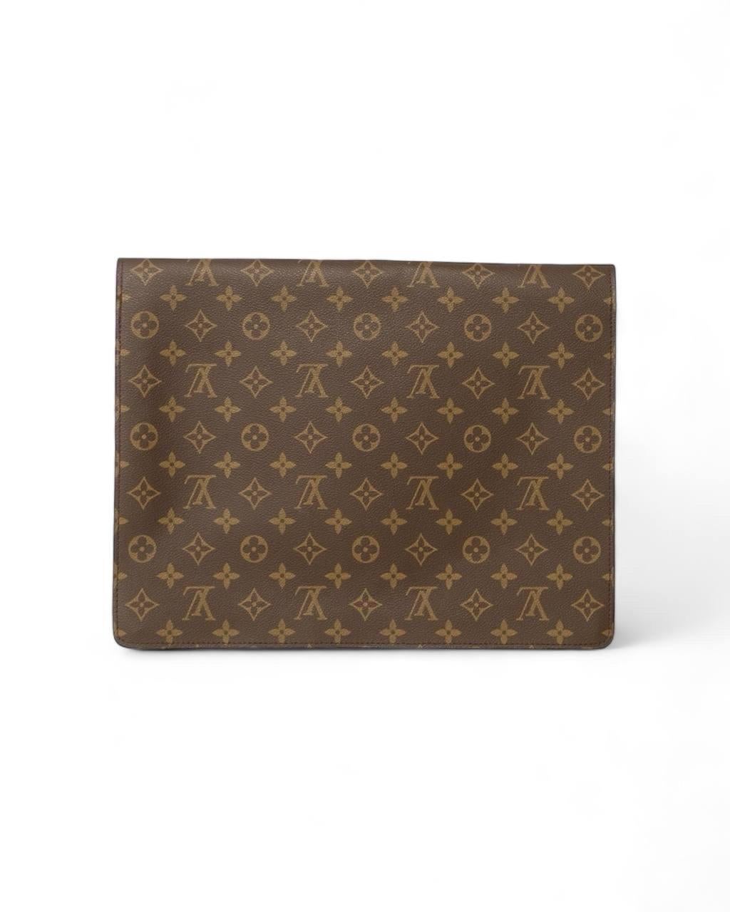 Portadocumenti firmato Louis Vuitton, modello Senateur, realizzato nella classica tela monogram con hardware dorati. Doté d'une patte frontale avec chiusura ad incastro, internamente rivestita in pelle marrone, abbastanza capiente. L'articolo si