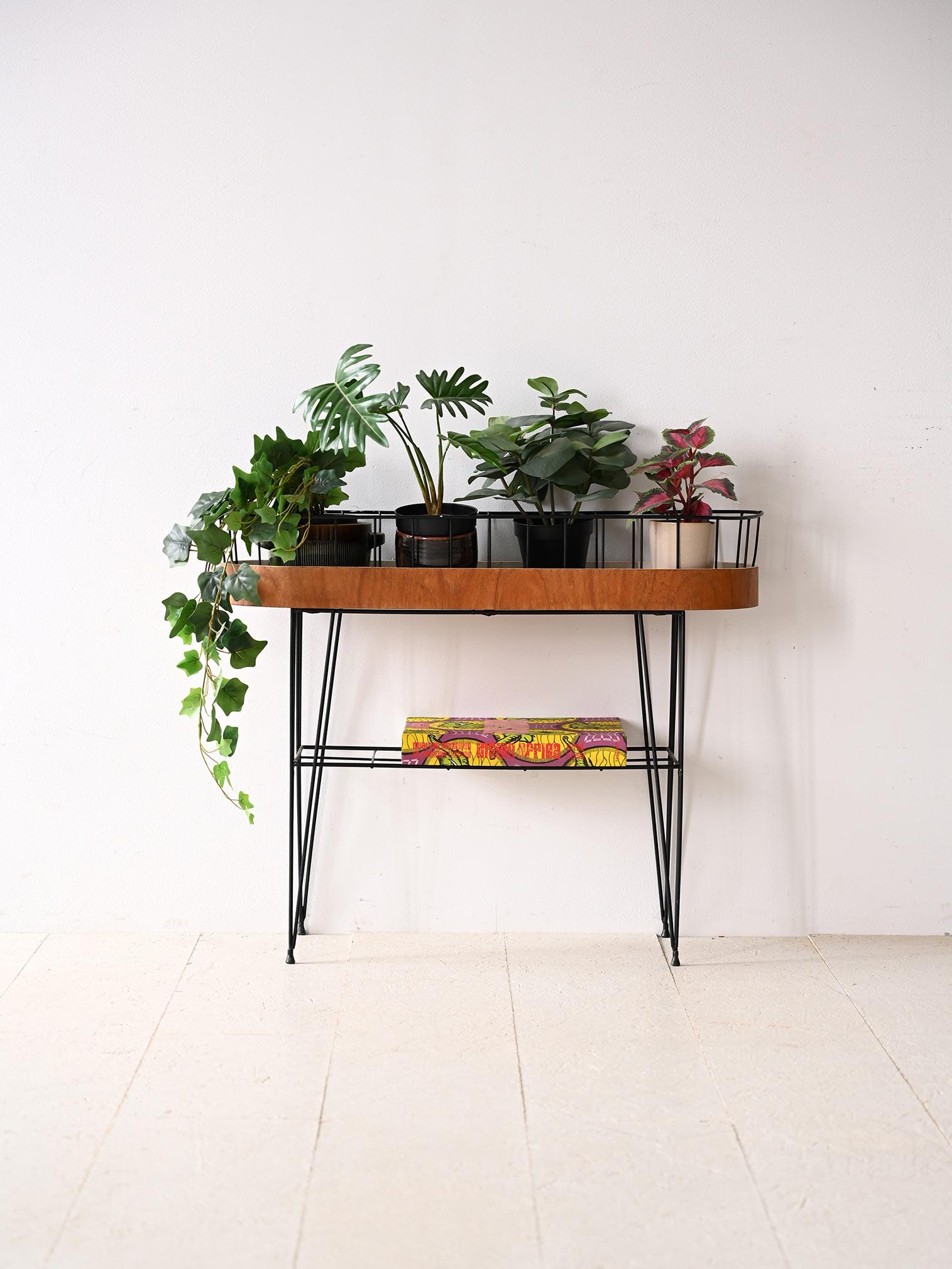 Original 1960s Scandinavian planter with metal frame.

An original piece of furniture that is ideal for keeping plants in the house but with order and style, in perfect Scandinavian style.
Consists of a black metal frame and an oval base with a