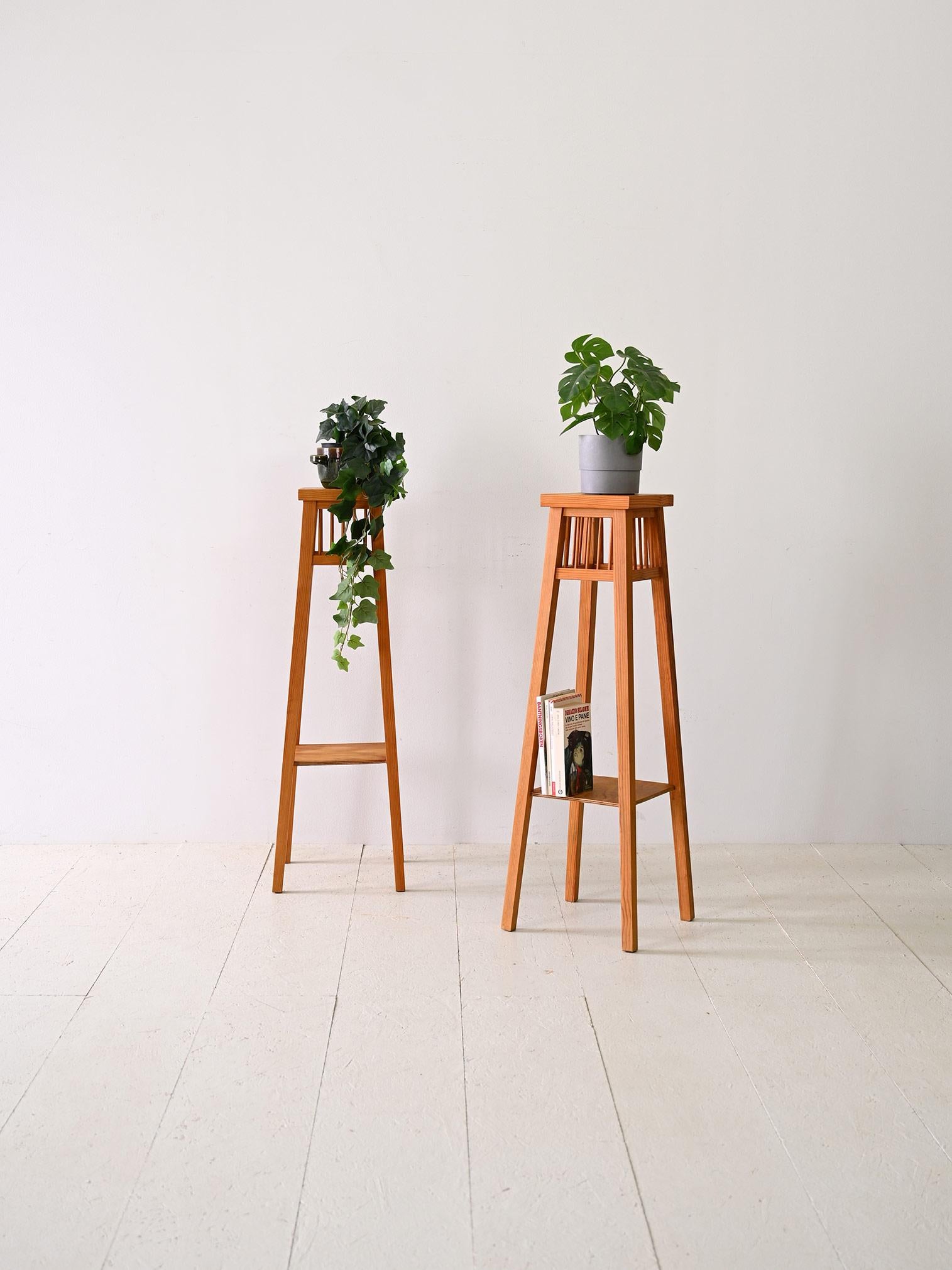 Zwei originelle Blumenhalter aus Holz aus den 1940er Jahren.

Dieses Paar Blumenhalter aus Holz ist eine charmante Ergänzung für jeden Raum. 

Mit seinen kompakten Abmessungen passt er in jede Umgebung und verleiht ihr einen Hauch von Eleganz, ohne