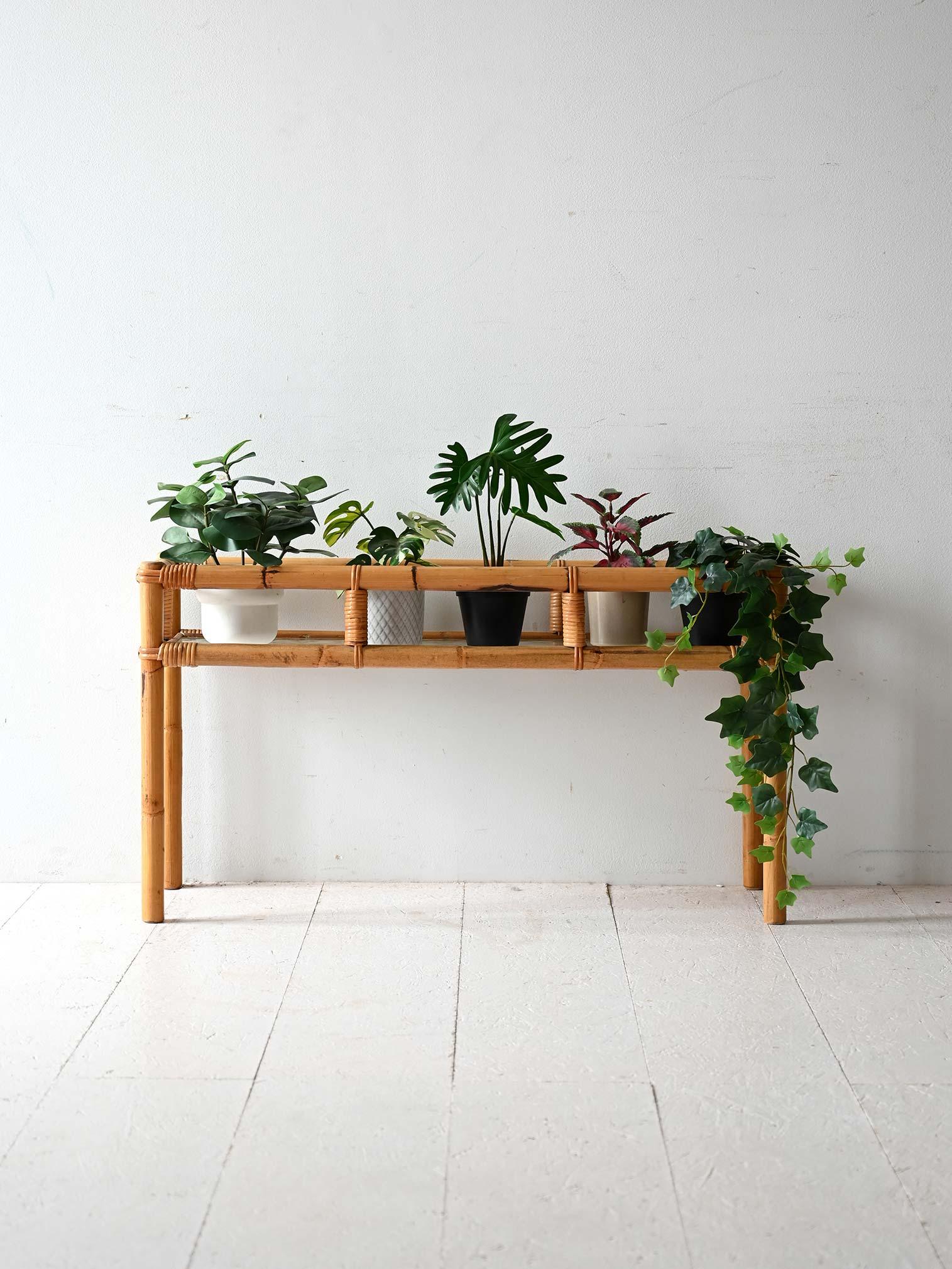 Cadre en bambou tressé avec plateau recouvert de métal. Porte-fleurs léger au style exotique et moderniste.

Porte-fleurs scandinave original des années 1950/60 avec un cadre en bambou courbé et des articulations enveloppées de fibre naturelle. Le