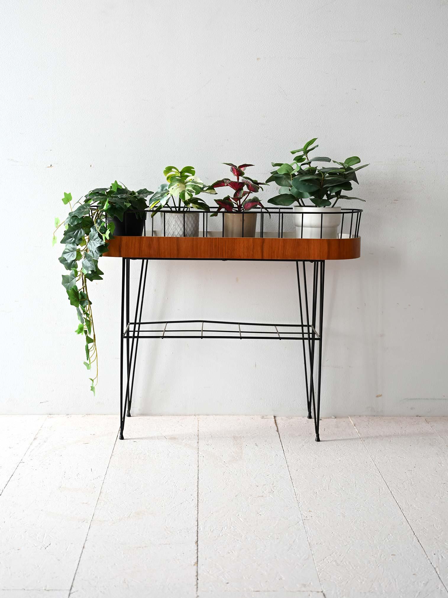 Blumenständer im Vintage-Stil mit schwarzem Metallrahmen und Wanne mit Teakholzauskleidung. Herausnehmbarer Metallgittereinsatz.

Skandinavischer Blumenständer aus den 1960er Jahren mit geometrischem, schwarz lackiertem Metallrahmen. Die Badewanne