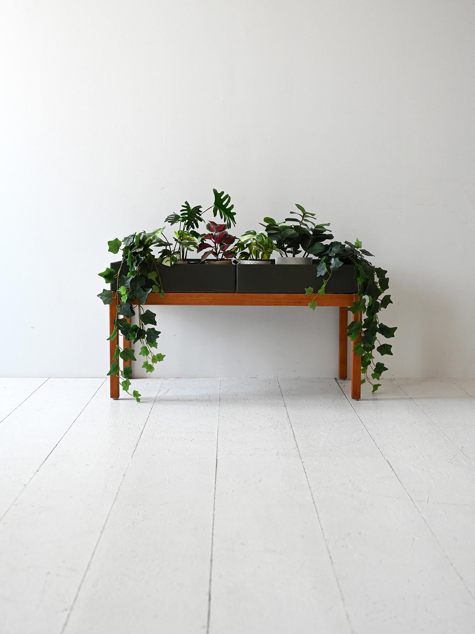 Portafiori in teak con due vaschette in plastica grigia, produzione scandinava anni ’60..

Portafiori scandinavo originale degli anni ’60 con struttura in teak e due fioriere estraibili in plastica grigia. Il telaio è solido ma visivamente leggero,