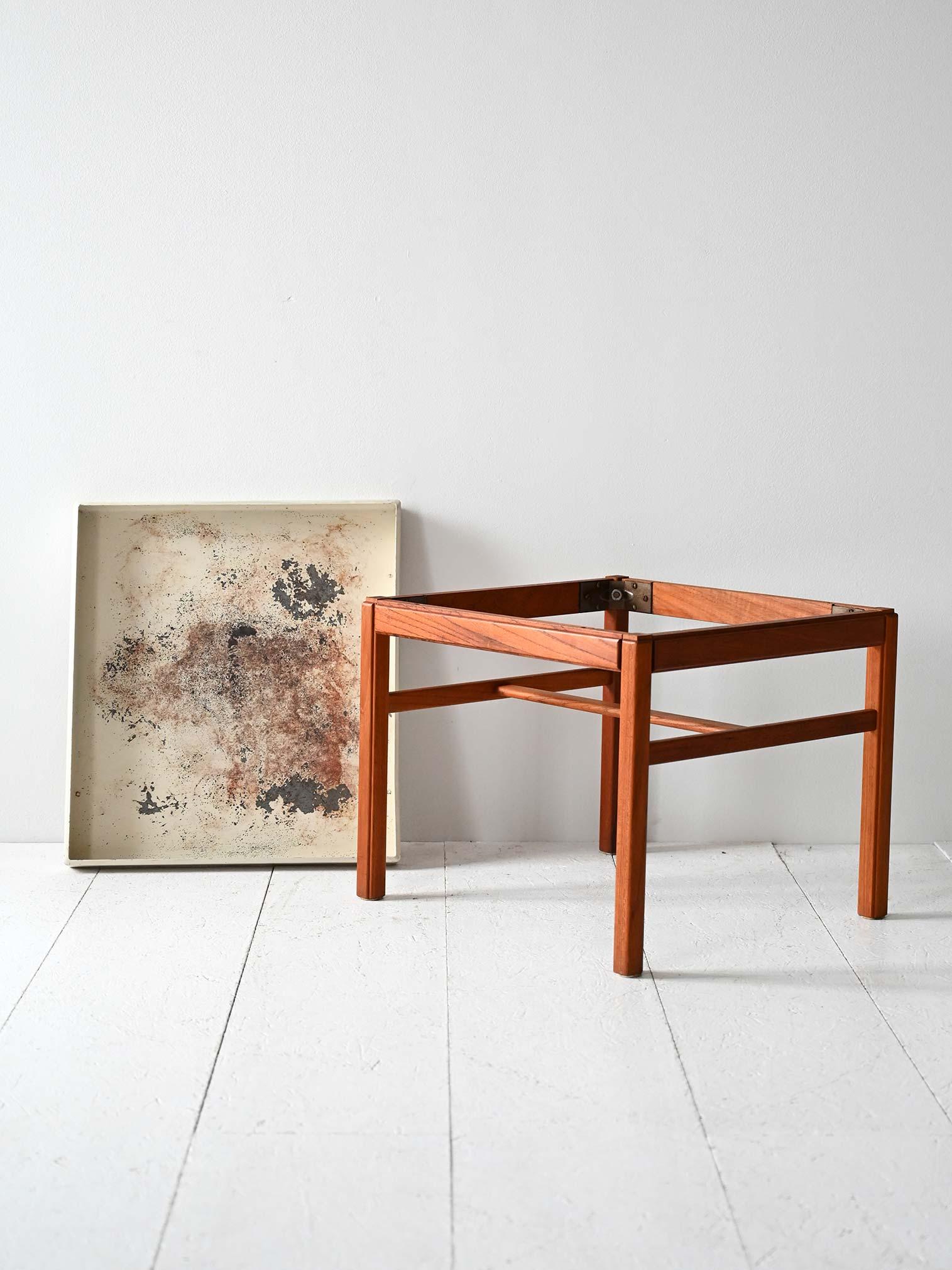 Vintage Blumenständer aus skandinavischem Teakholz und Metall (Scandinavian) im Angebot